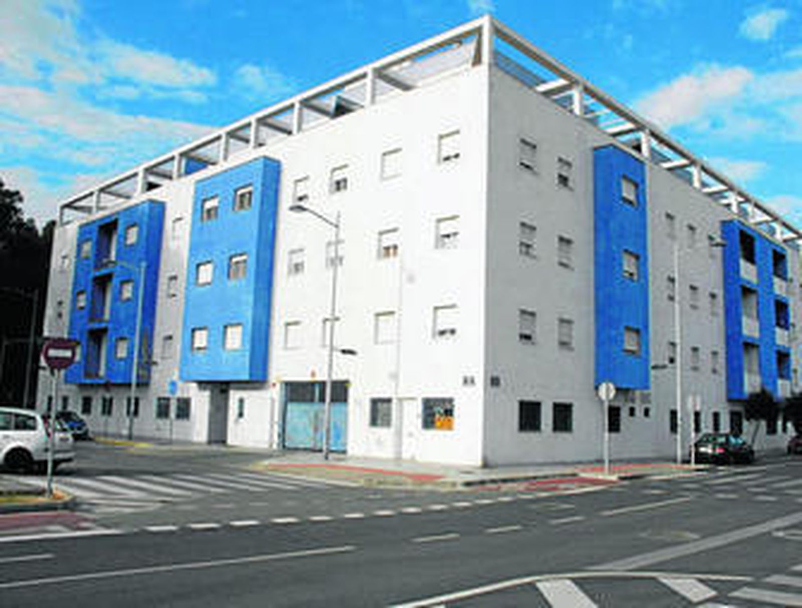 Una imagen del edificio Menesteo, junto a la Rotonda de la Puntilla.