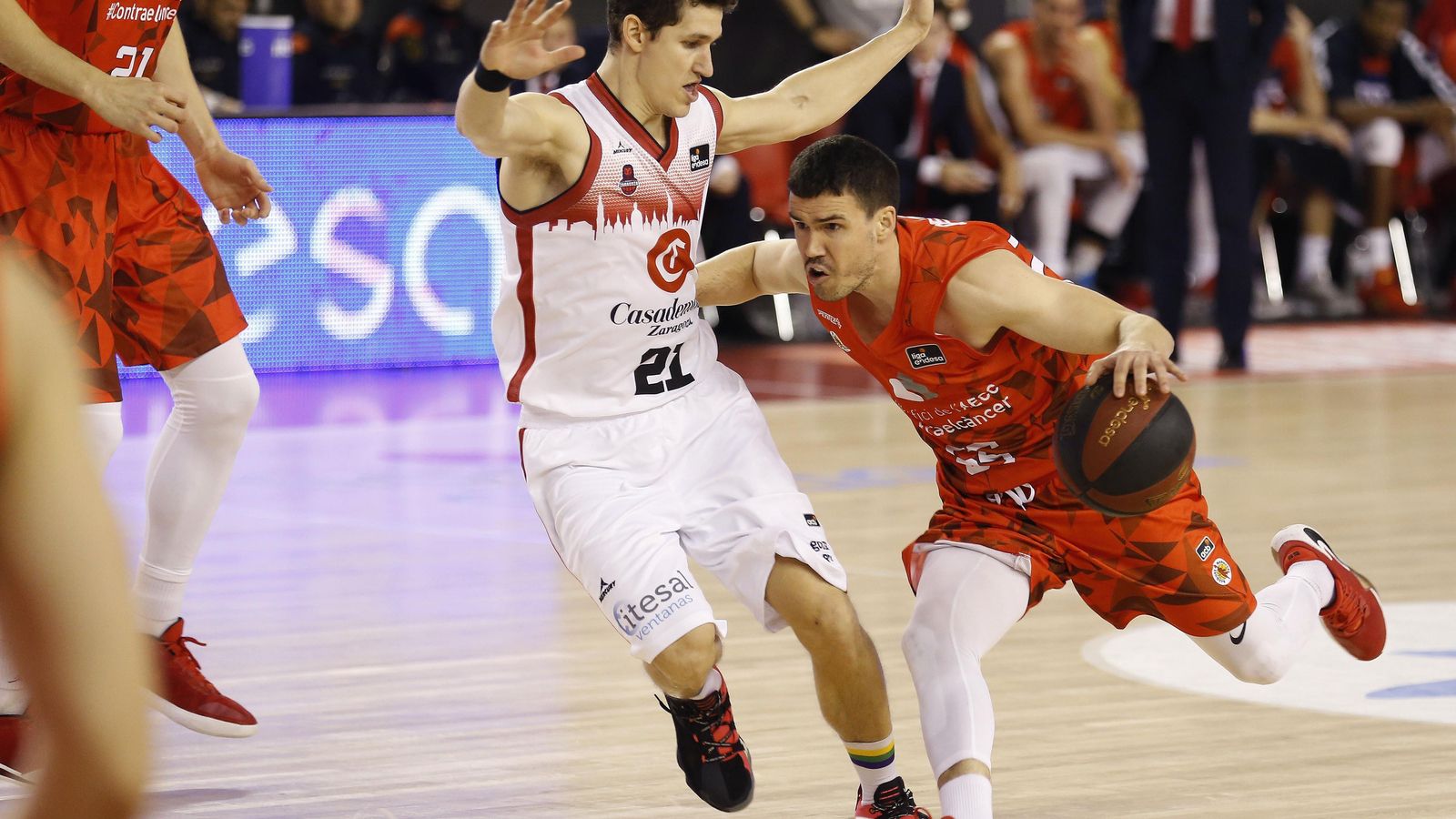 San Miguel defiende a Dani Pérez.