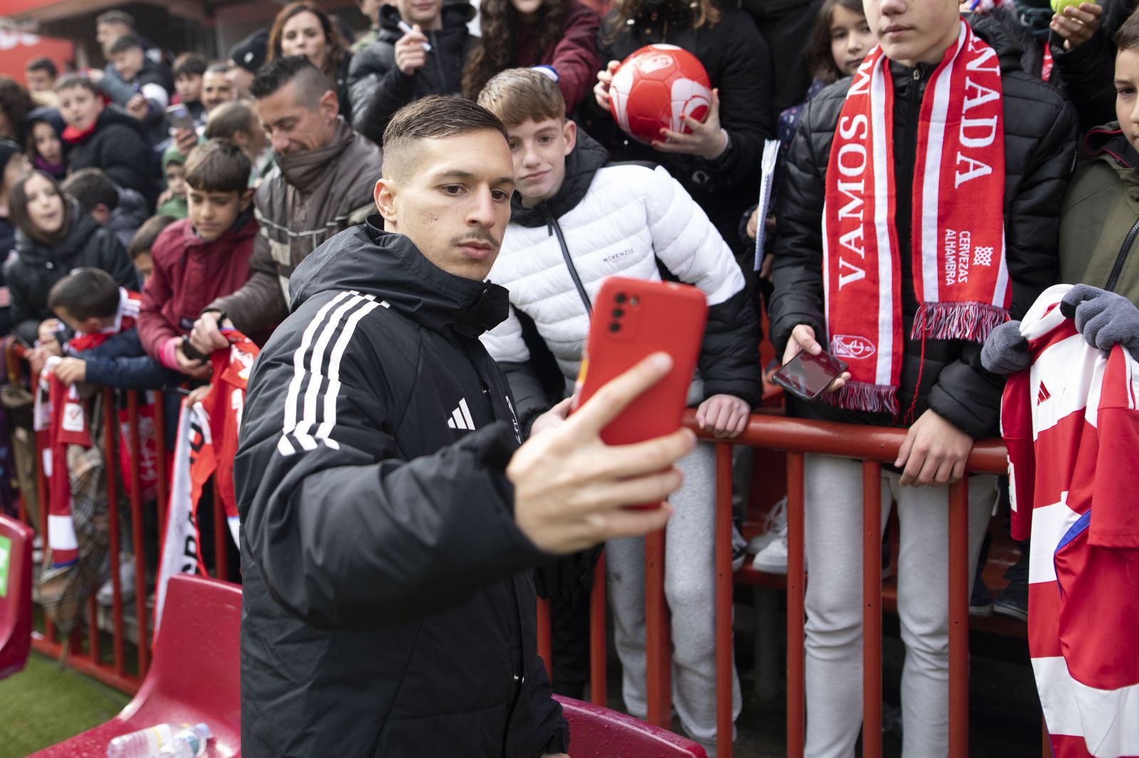 Las mejores imágenes del entrenamiento con público del Granada CF