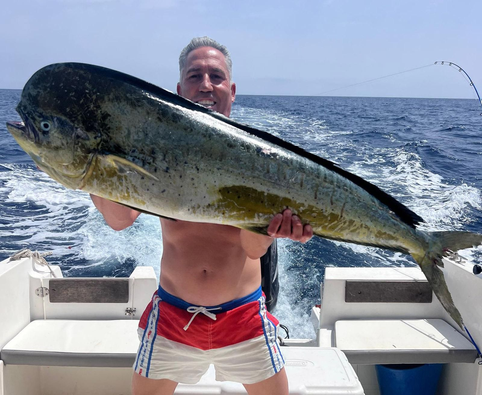El pescador muestra su captura.