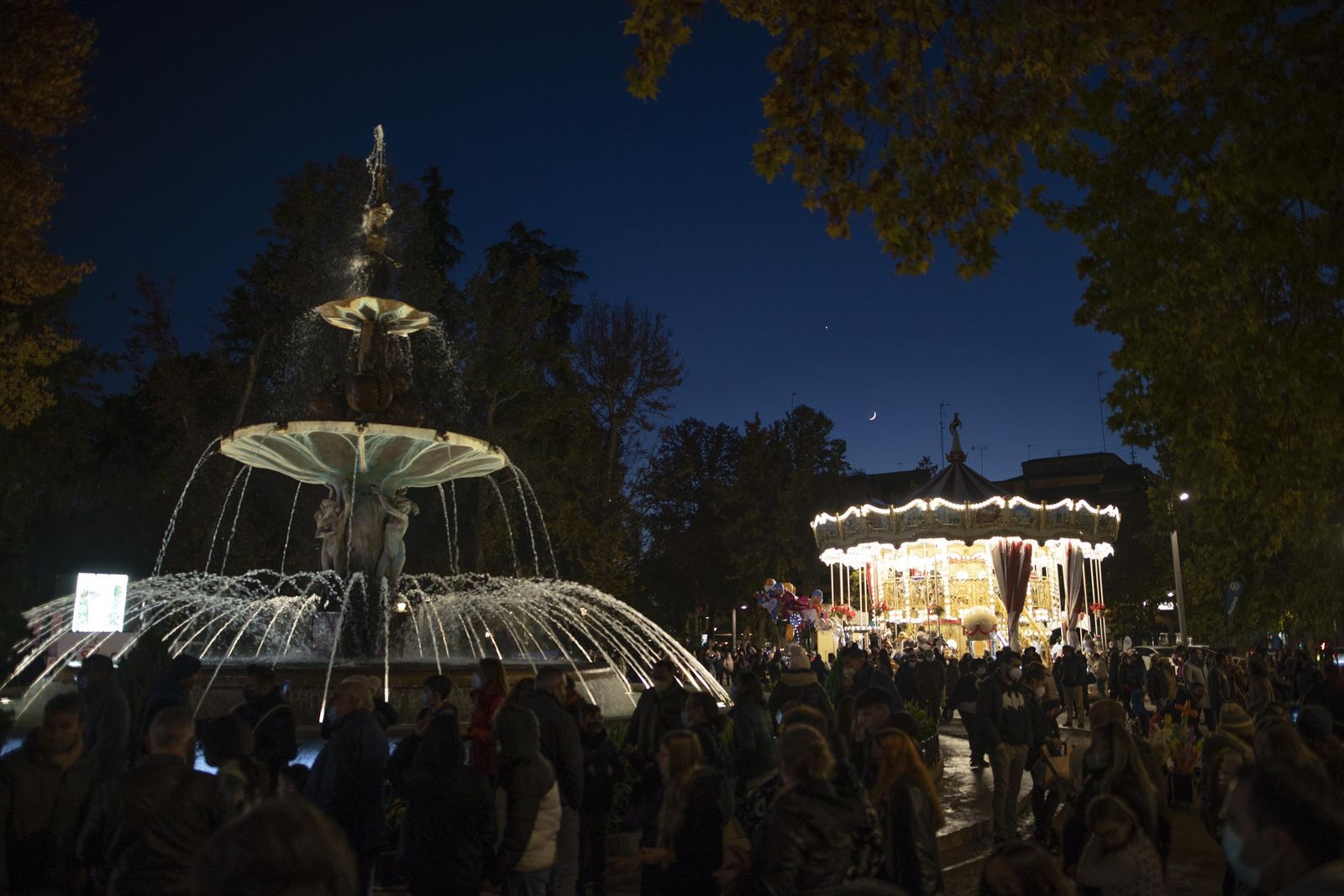 Multitud de visitantes y ambiente navideño en Granada durante el puente, en imágenes