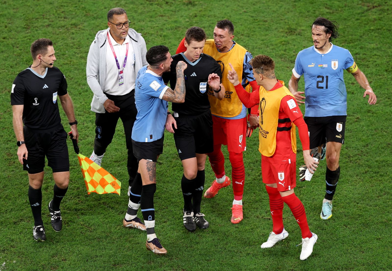 Giménez increpa al árbitro tras el Ghana-Uruguay.