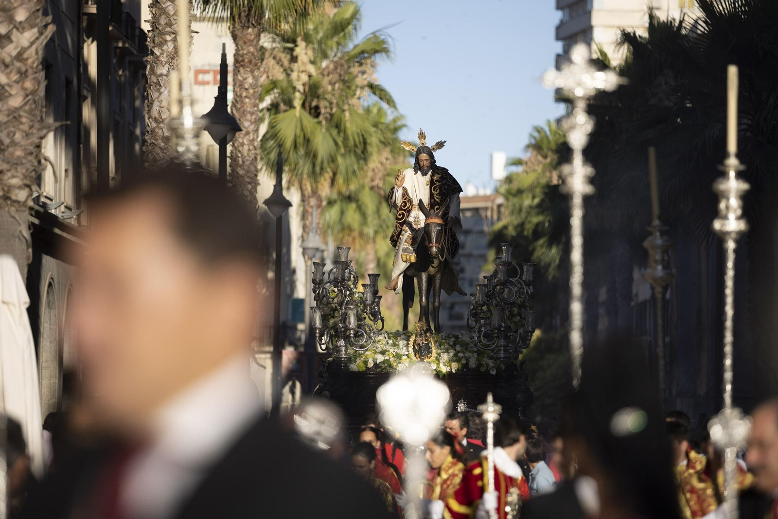 Imágenes de la salida extraordinaria de La Borriquita por las calles de Huelva