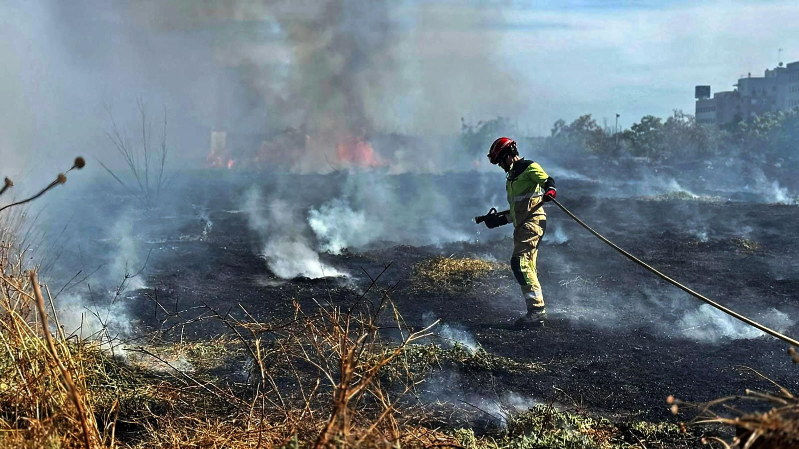 Imágenes del incendio junto al Hospital Juan Ramón Jiménez y el campo de fútbol de El Torrejón en Huelva