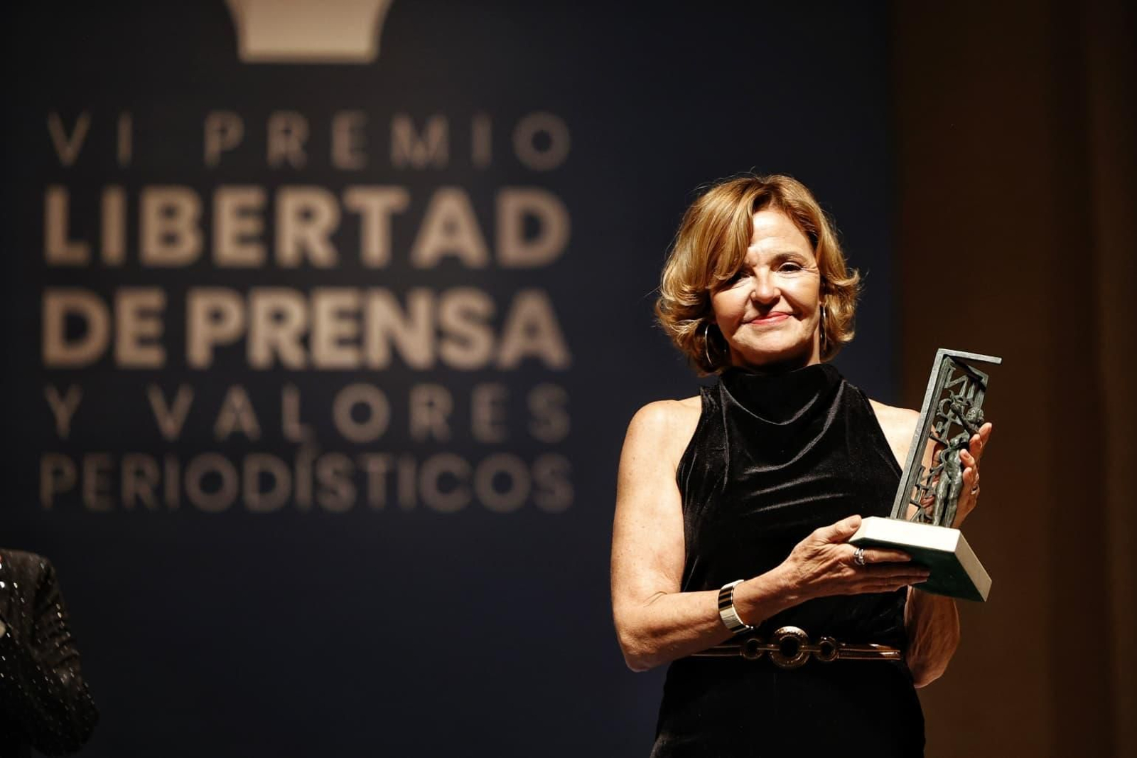 La periodista, con su galarón en el escenario del Teatro de las Cortes.
