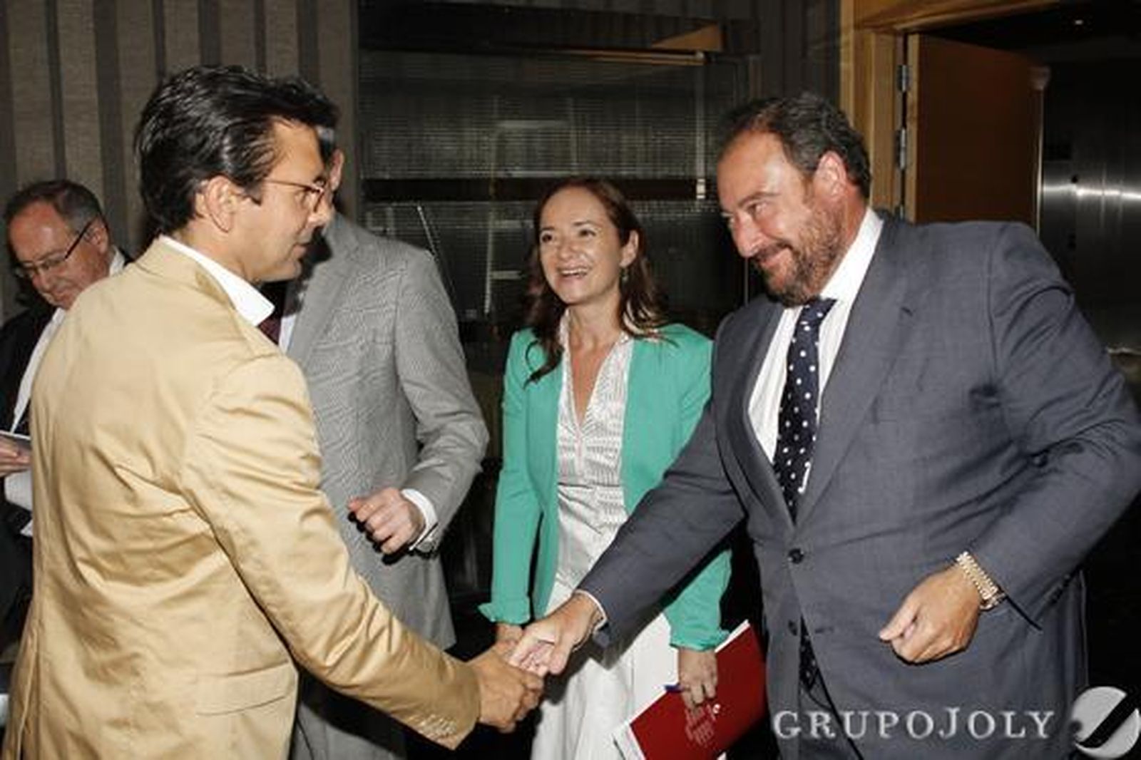 El alcalde de Granada, Paco Cuenca, saluda al director general del Grupo Joly, Tomás Valiente.

Foto: Alex Camara/Pepe Villoslada