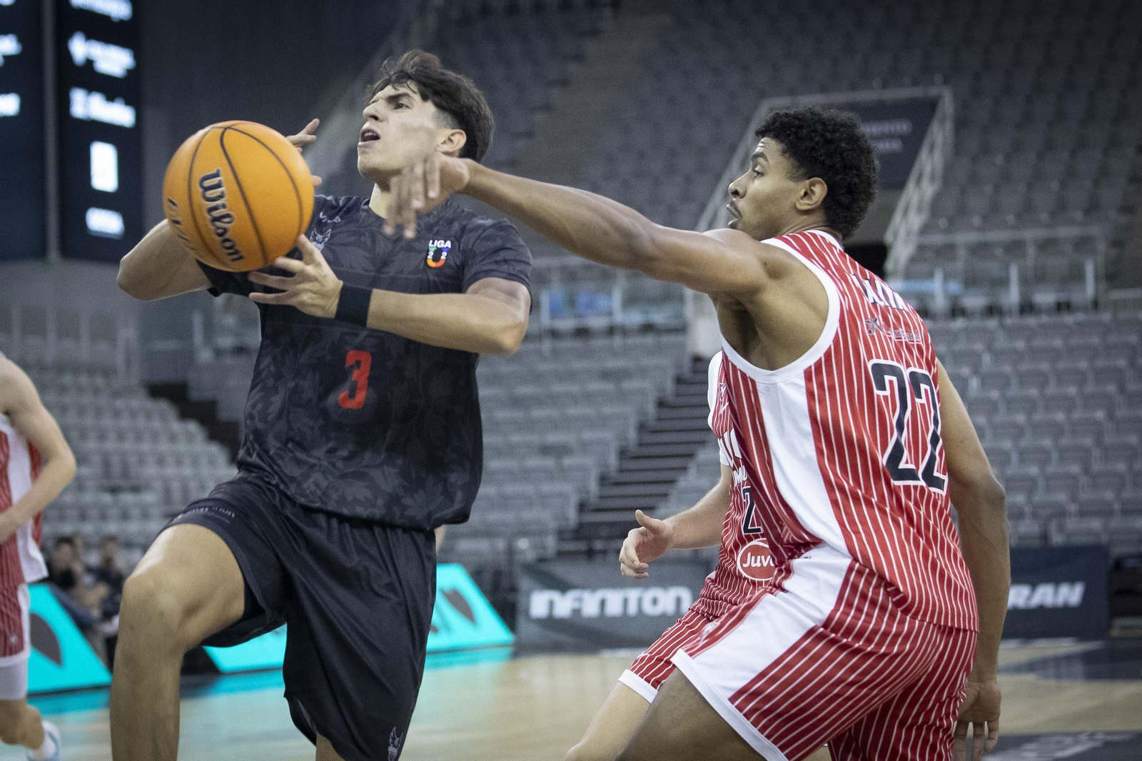 Juanjo Ruiz penetra en el duelo ante el UCAM Murcia.