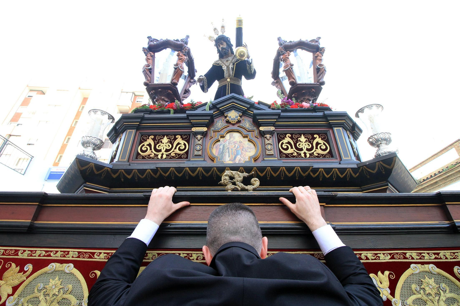 Daniel Rodríguez, capataz del Cristo de la Redención, momentos antes de una levantá.