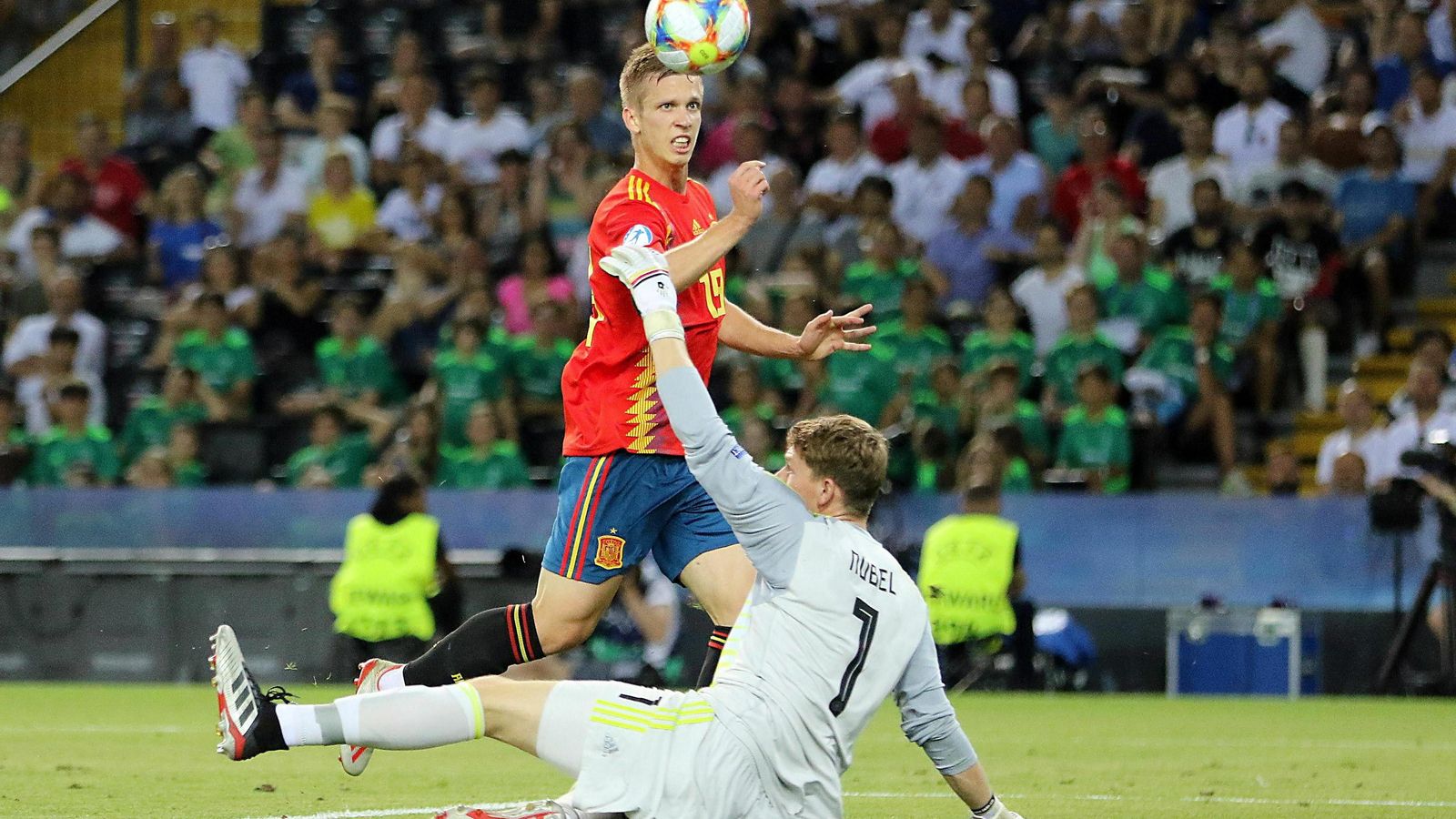 Dani Olmo supera al meta alemán en la jugada del 2-0 en la final del Europeo sub-21.