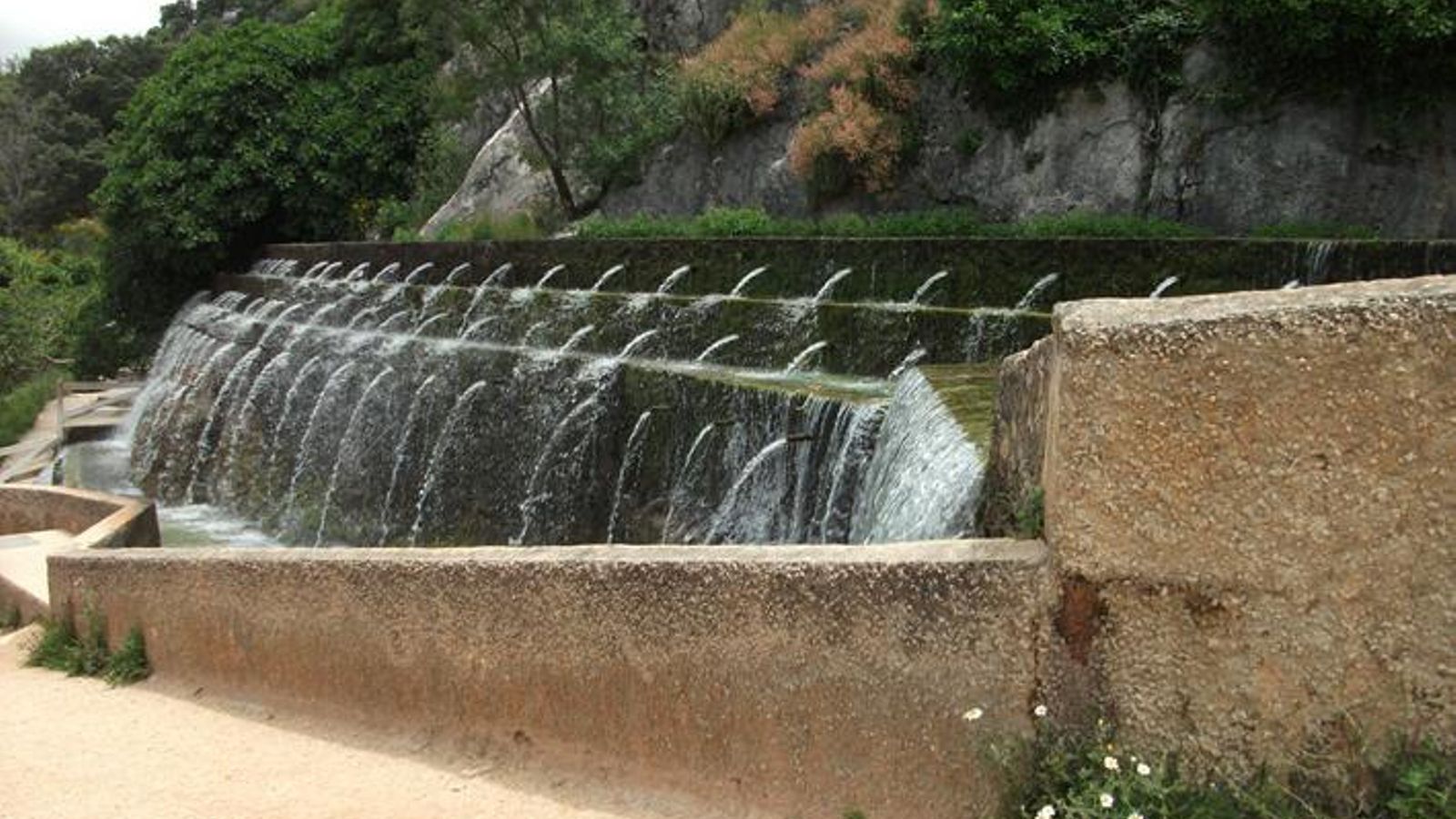 Otra perspectiva de la Fuente de los 100 caños. Otra perspectiva de la Fuente de los 100 caños.
