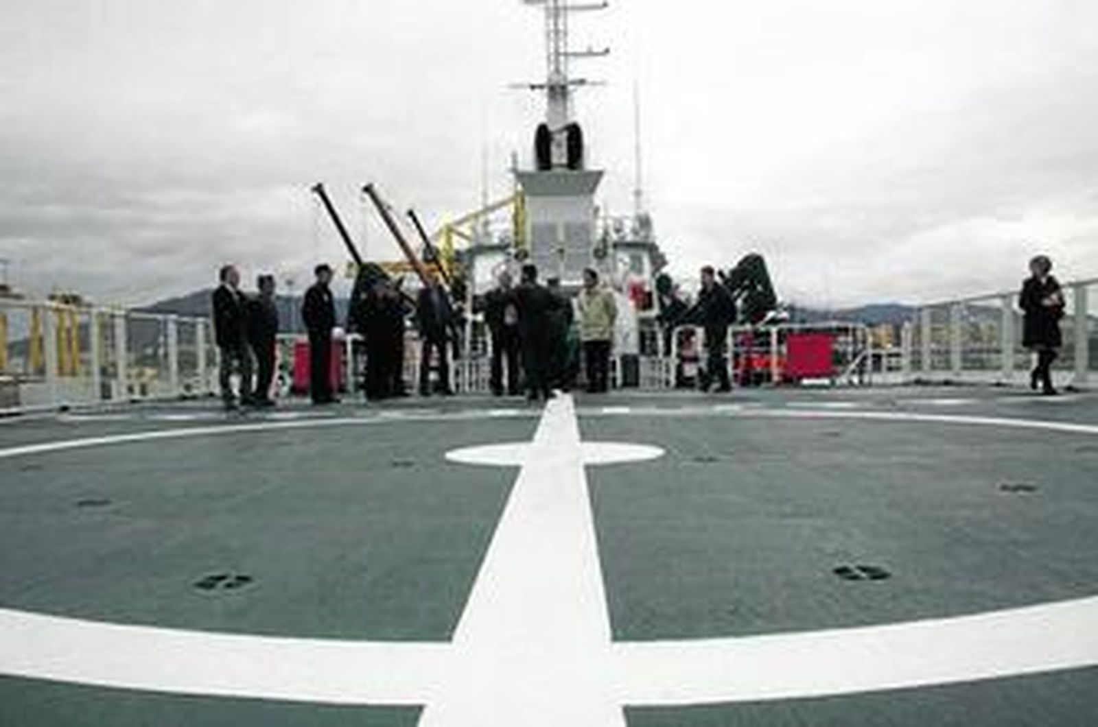 La Guardia Civil muestra ayer las funciones de la rampa para helicópteros.