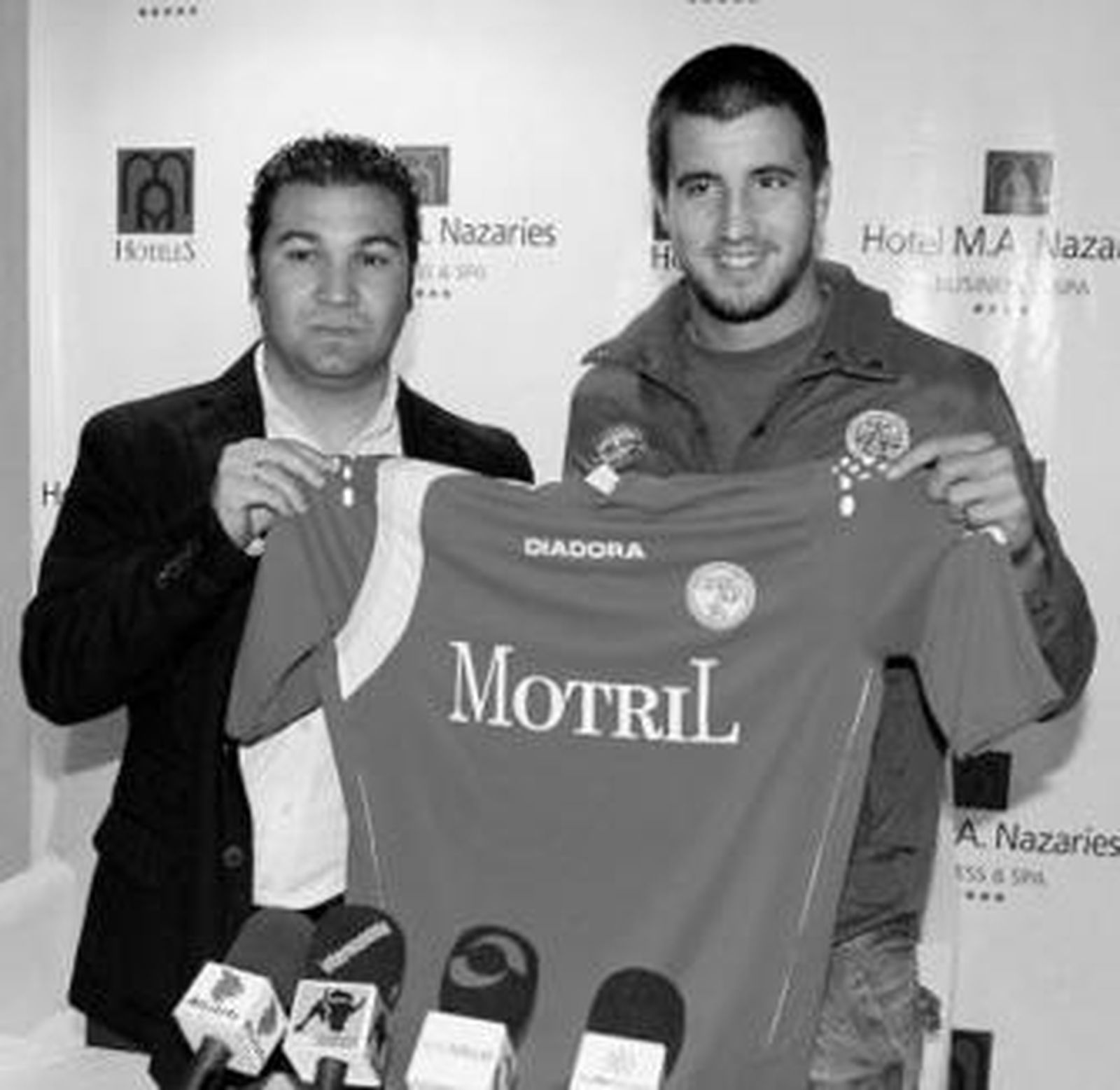 Xisco Nadal posa con la camiseta del Granada 74 junto a Cordero.