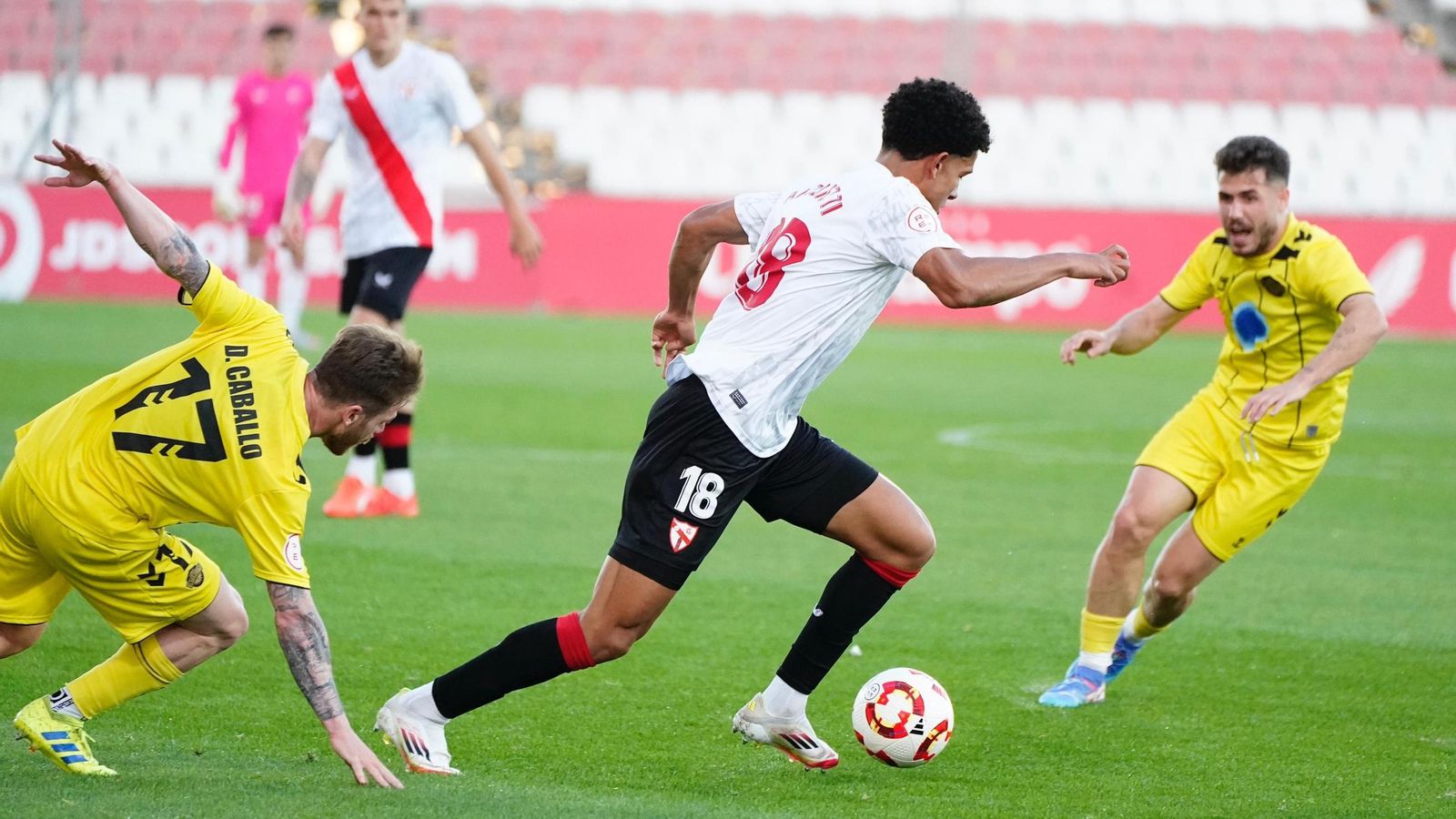 Antonetti encara a un contrario en el encuentro disputado en el estadio Jesús Navas.