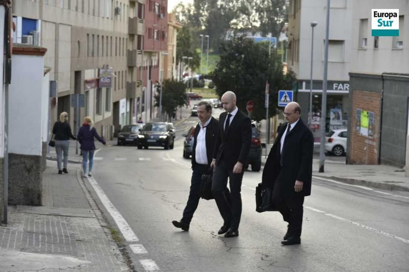 El gerente de Algesa, M. L. L., a la izquierda, llega junto a sus abogados al Palacio de Marzales, este lunes.