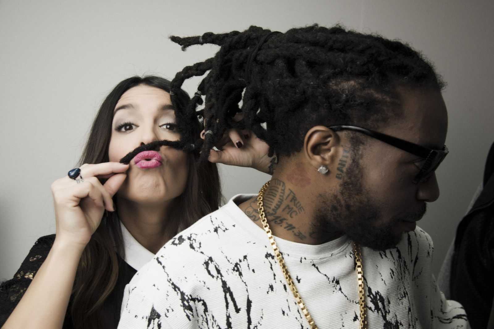 Lorena Castell se pone el bigote que le presta Mbaka The Truth, su compañero contertulio en 'Vergüenza ajena'.