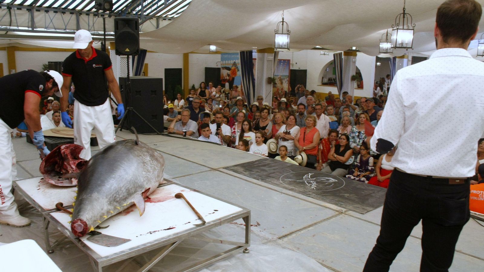 La Caseta Municipal se llenó para asistir al ronqueo del atún. La Feria está dedicada a Conil.