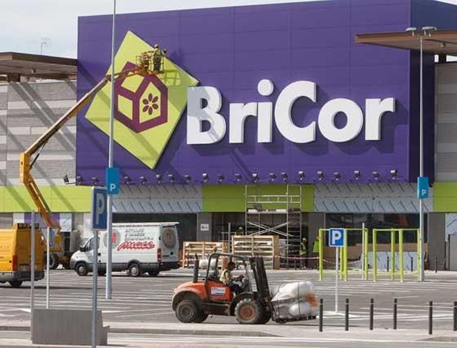Luz Shopping, el mayor parque comercial de Andalucía, abrirá sus puertas la próxima semana con 1.200 nuevos empleos directos. Las previsiones apúntan a 6 millones de visitas en su primer año.

Foto: Juan Carlos Toro
