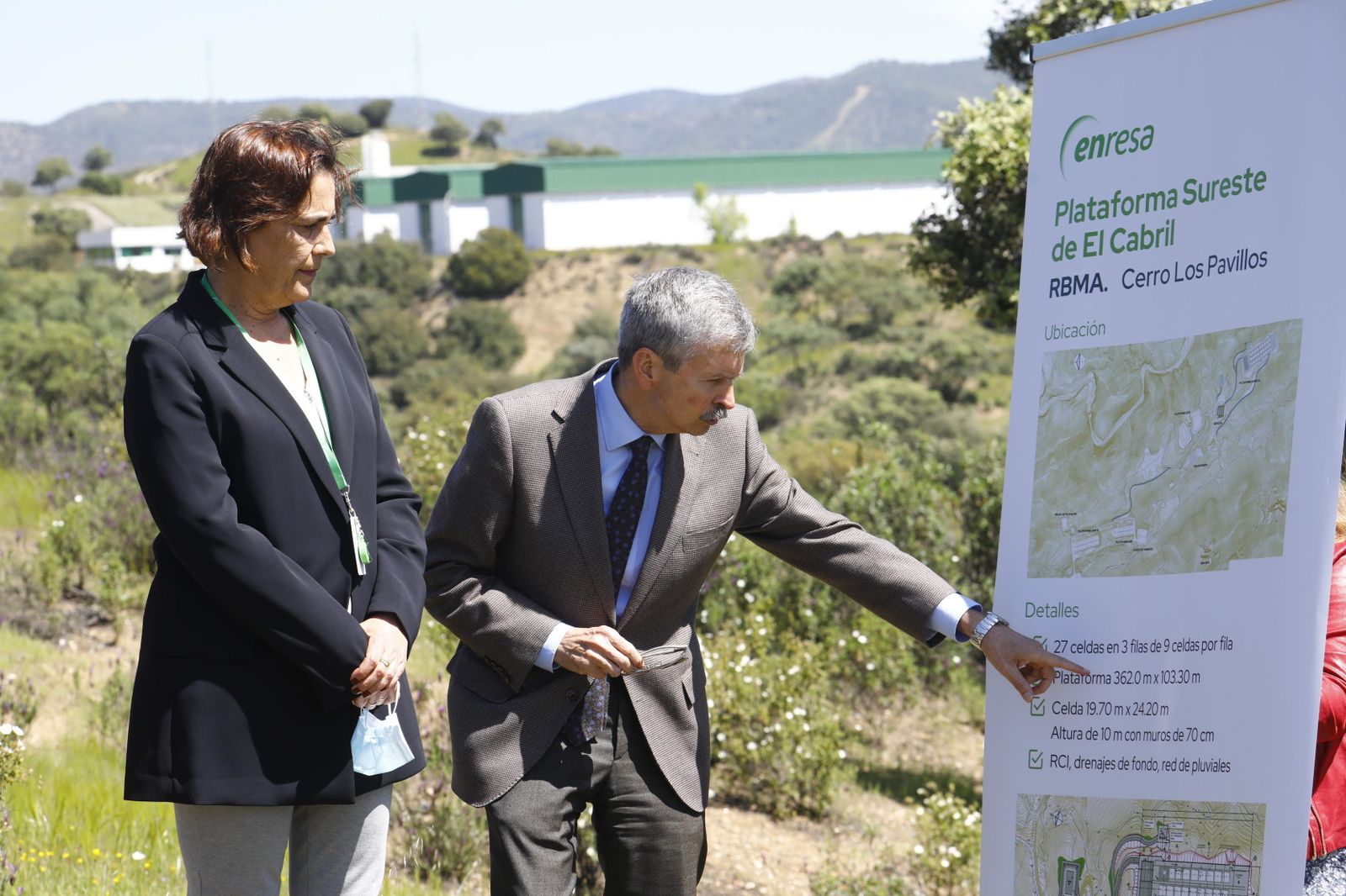 Eva Noguero, directora de El Cabril, y José Luis Navarro explican la ampliación.