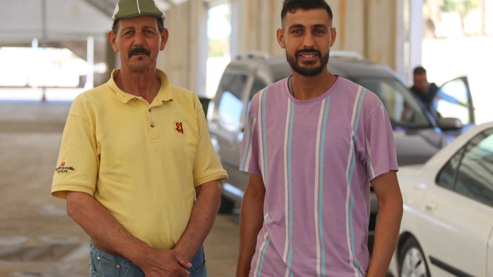 Abdel Bag y su padre esperan en la zona habilitada para la OPE a que parta su barco.