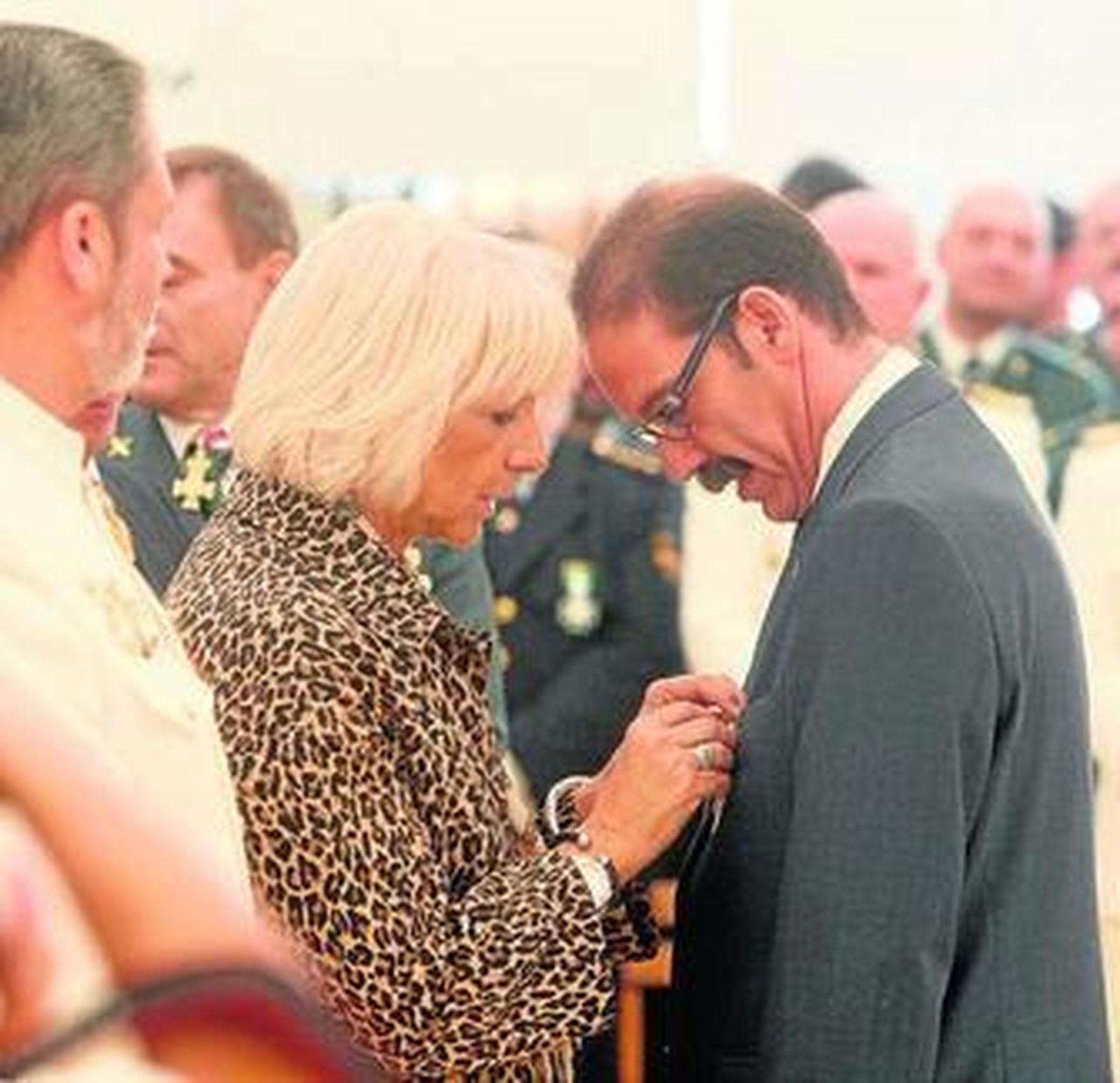 Una parte de las condecoraciones expuestas de la colección en la Guardia Civil.