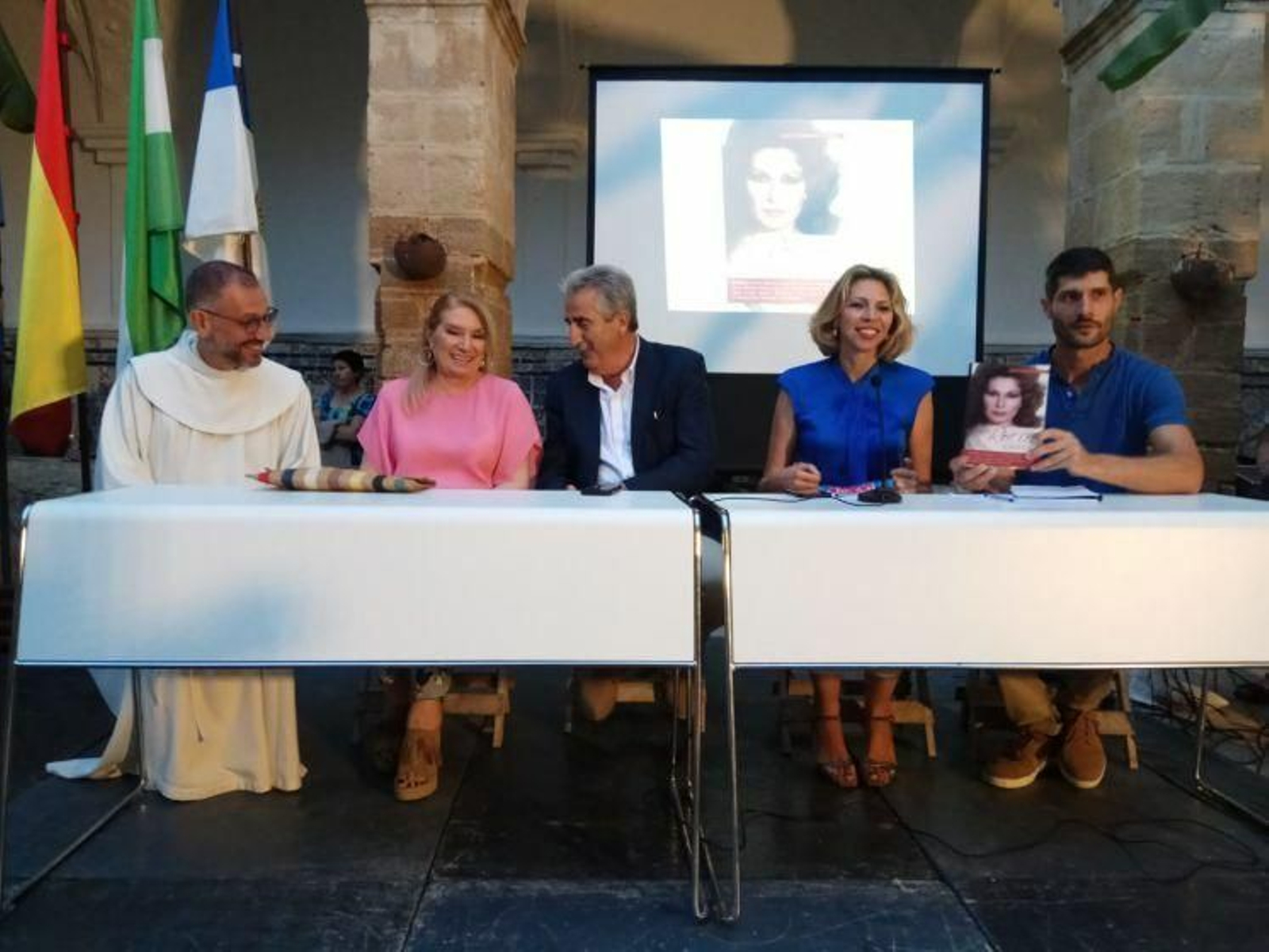 El Santuario de Regla acogió anoche la presentación del libro de Marina Bernal sobre Rocío Jurado.
