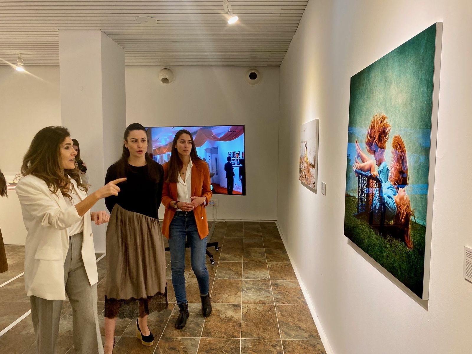 Joaquina Castillo visitando la colección en la Sala de la Provincia