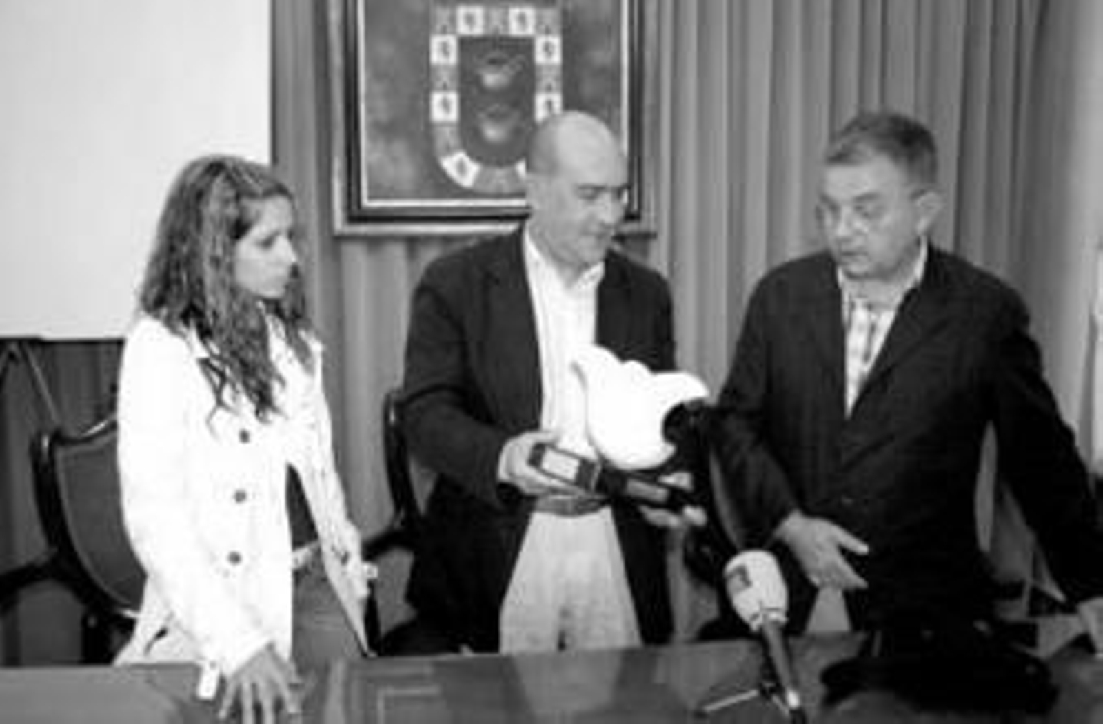 Cejudo recibe la paloma, obra diseñada por Ernesto Cardenal.