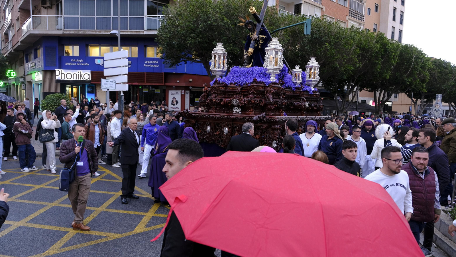 Pasión vuelve a su Iglesia de Santa Teresa azotada por la lluvia