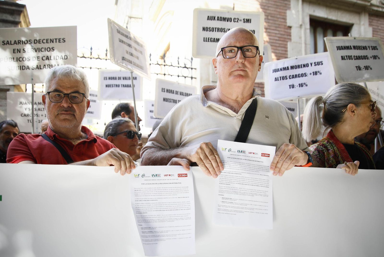 Las imágenes de la concentra para reclamar mejoras laborales para el personal funcionario de la Junta de Andalucía en Almería