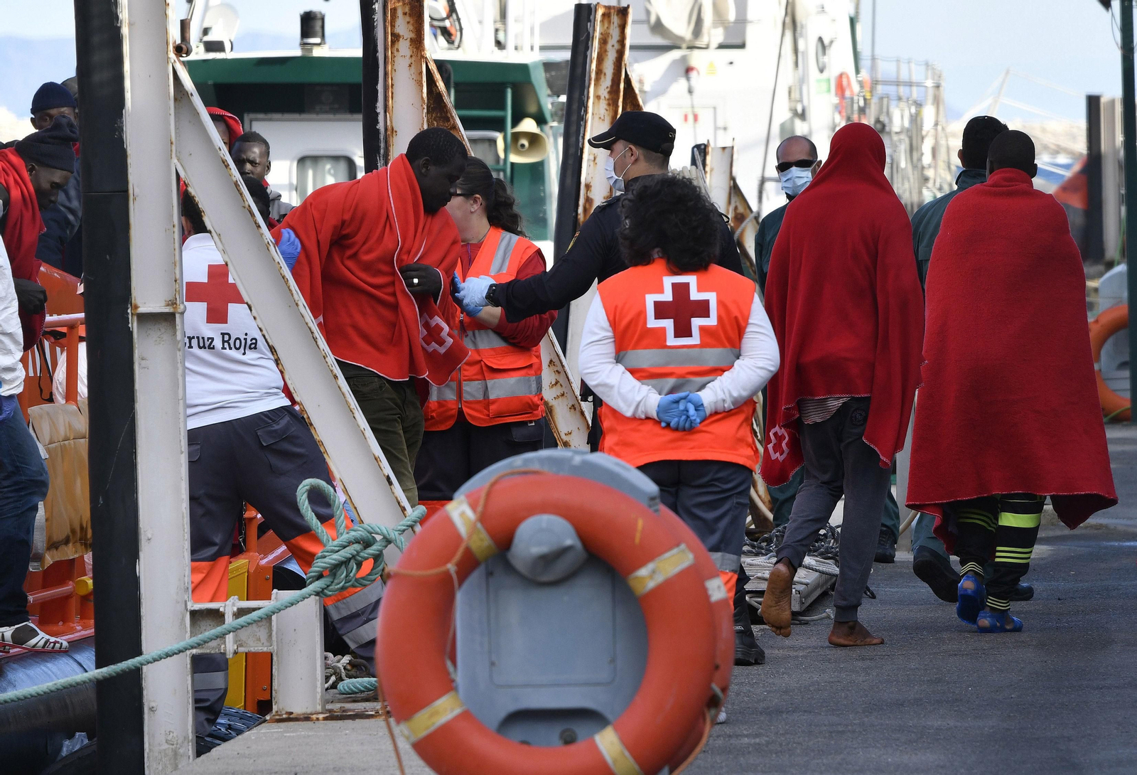 Inmigrantes llegan al Puerto de Almería