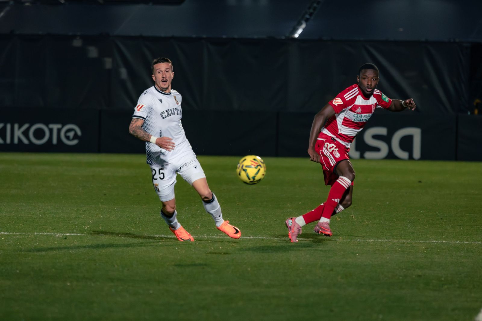 Diallo toca el balón ante Salvi.