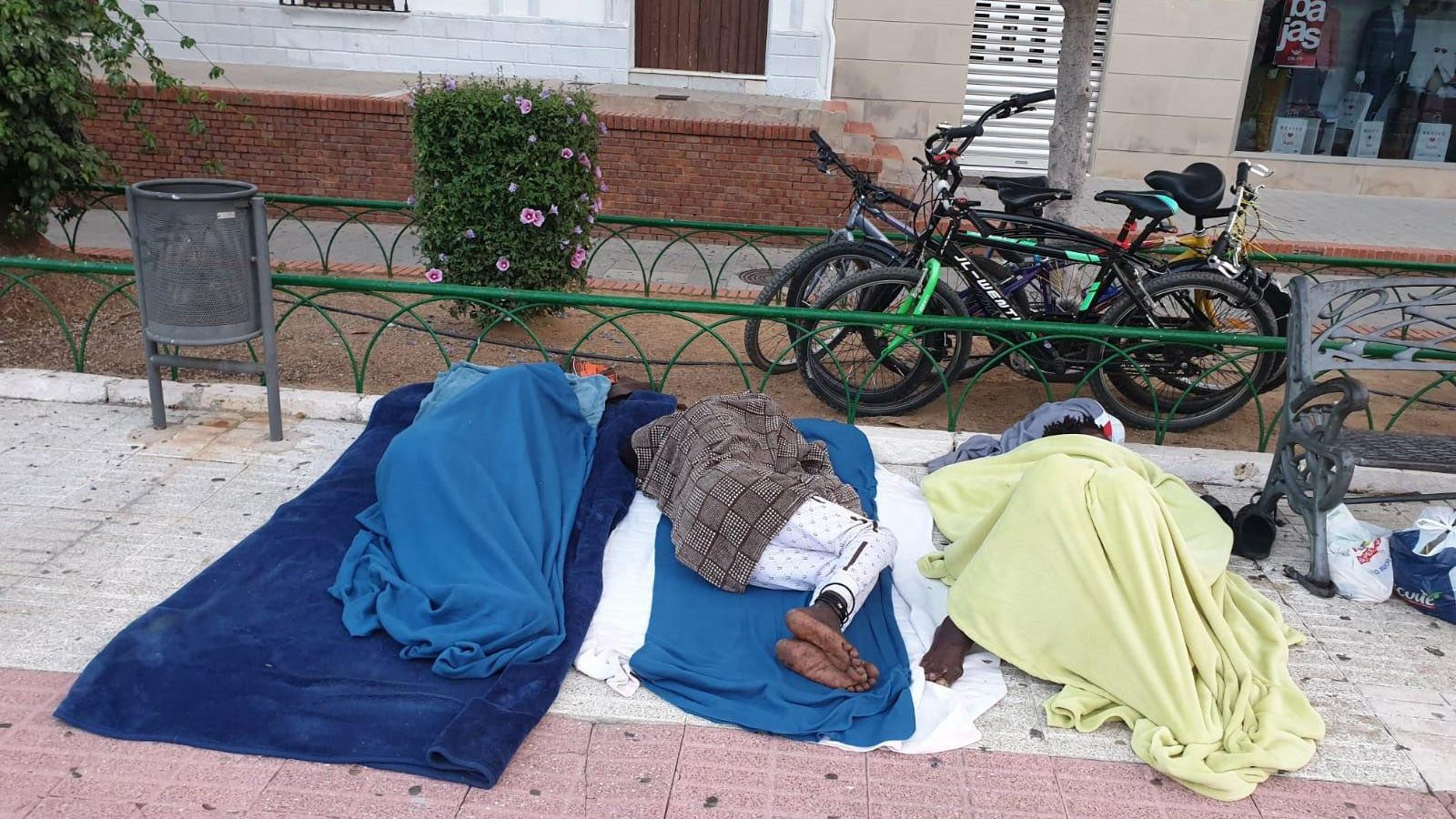 Inmigrantes duermen en el suelo de la plaza del Ayuntamiento de Lepe.