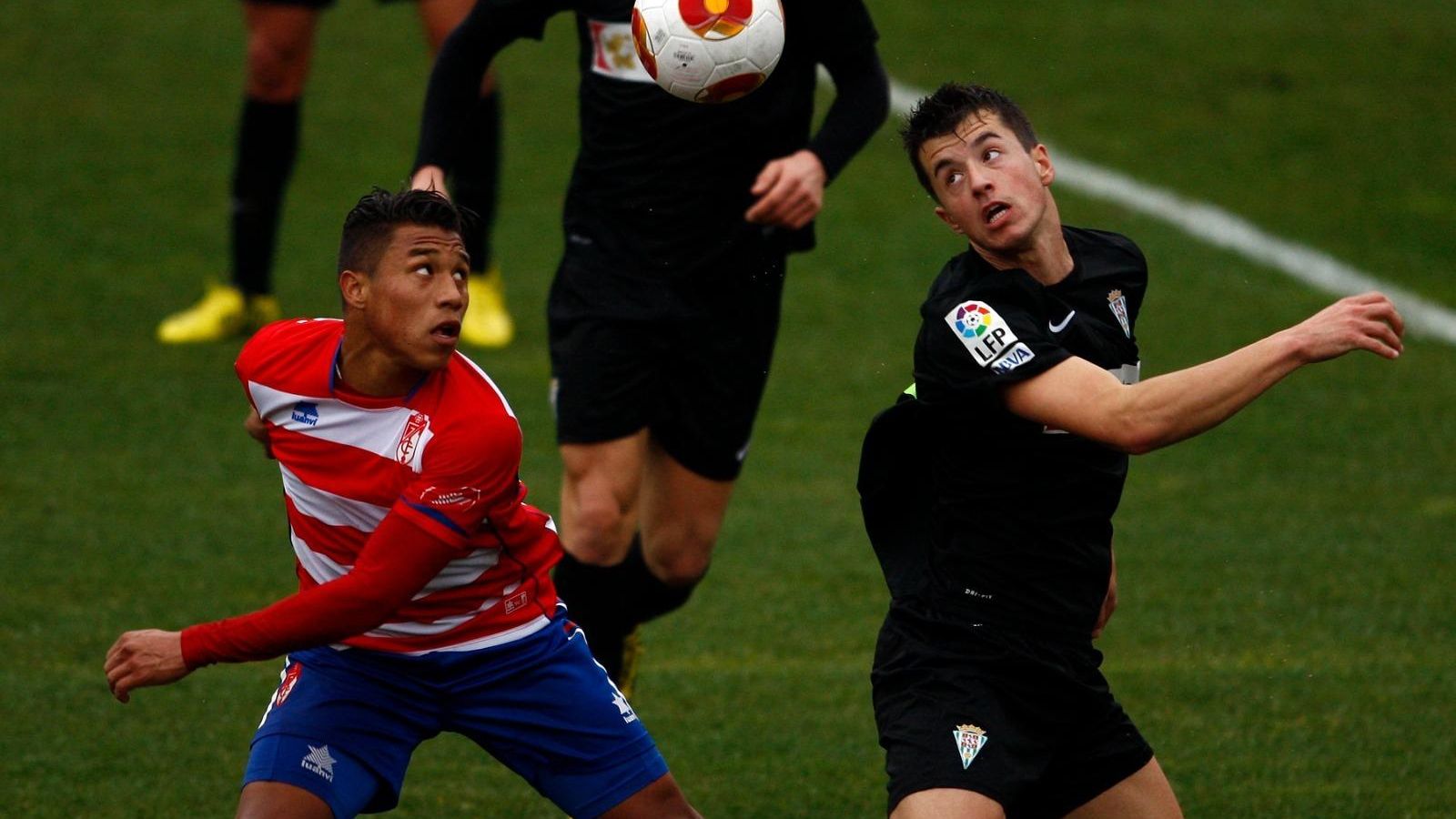 Dani Pinillos se enfrenta al Granada con la camiseta del Córdoba.