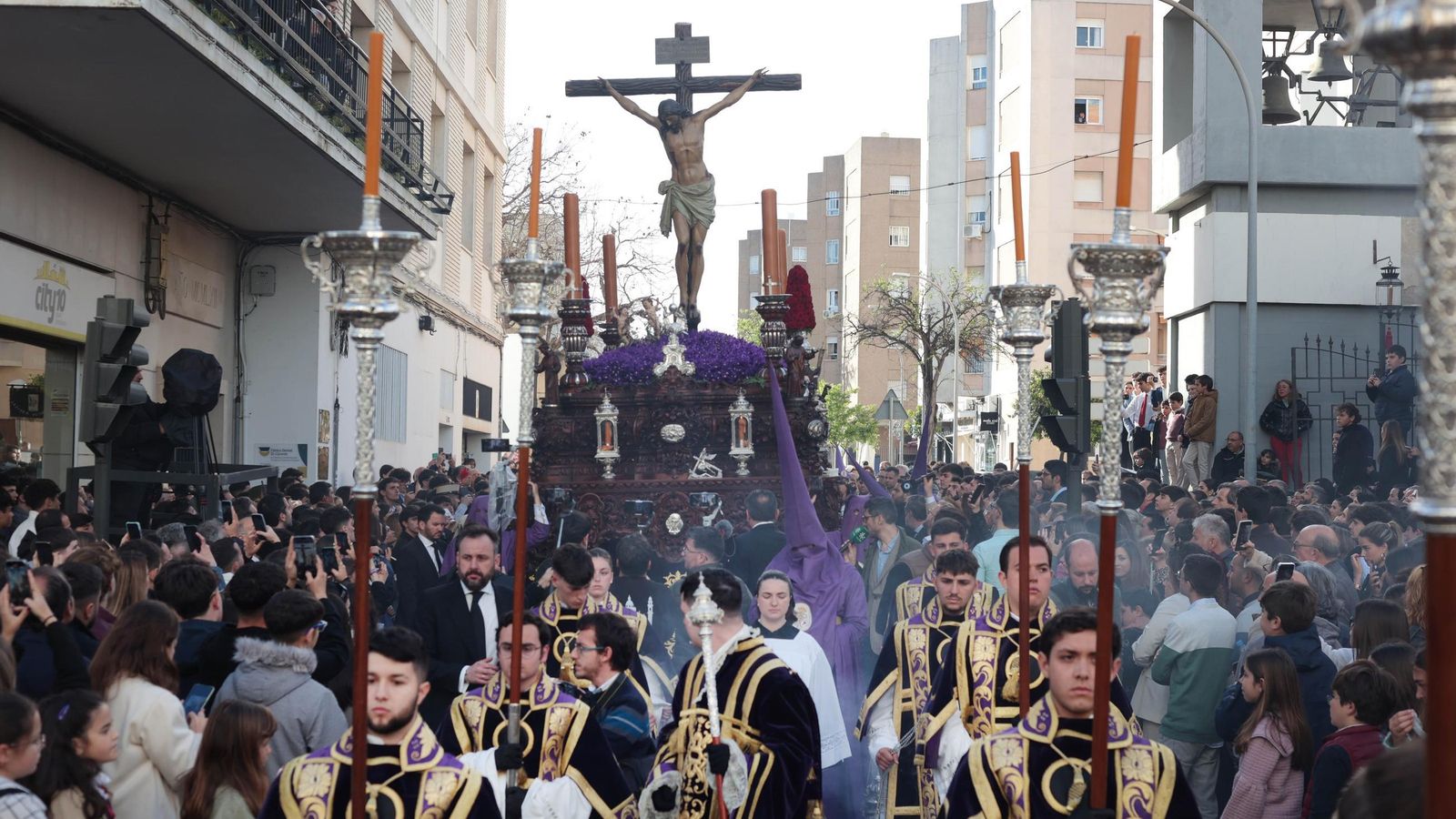 El paso de la Defensión, tras salir de Capuchinos.