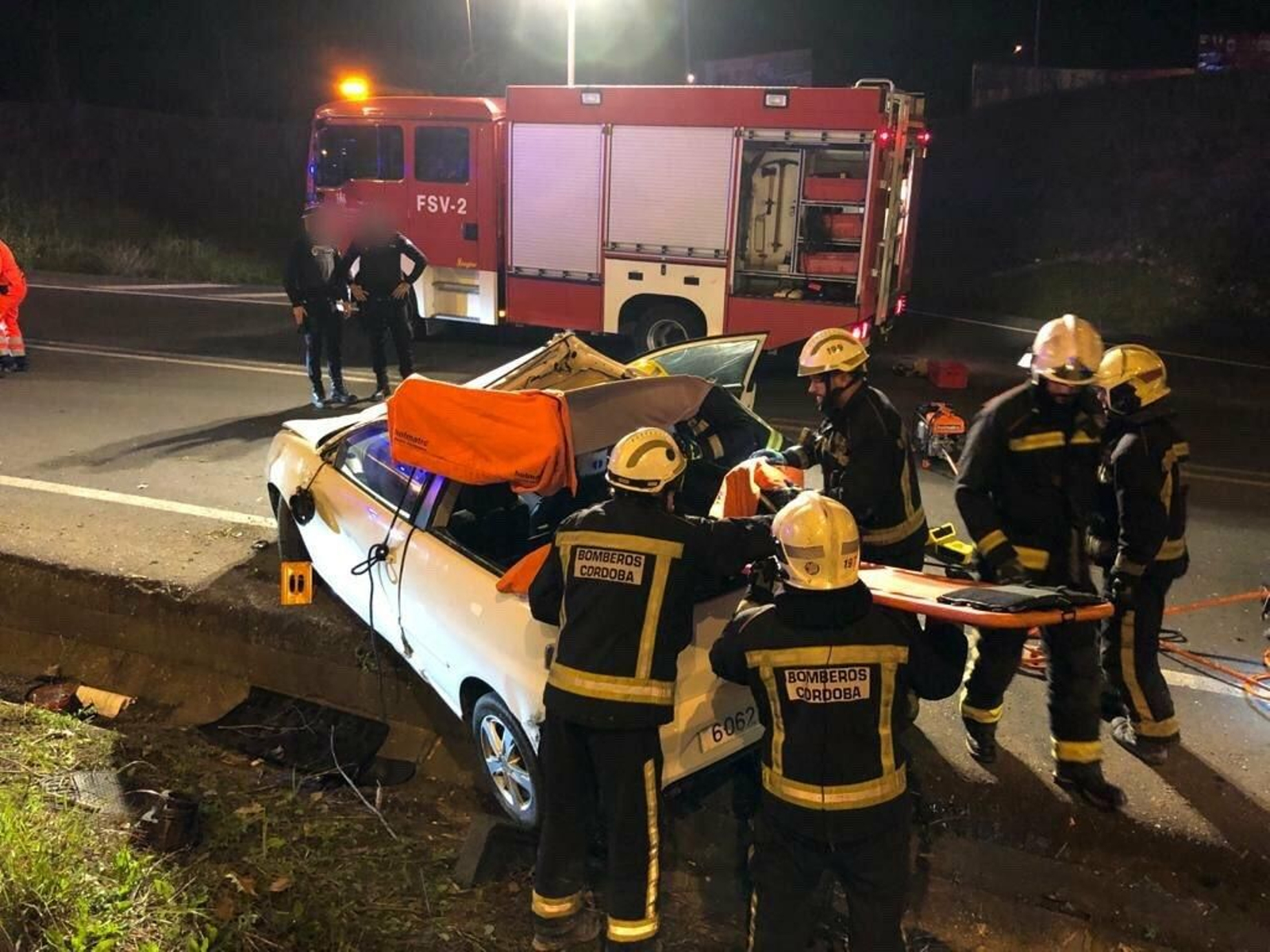 Actuación de los bomberos en el accidente.