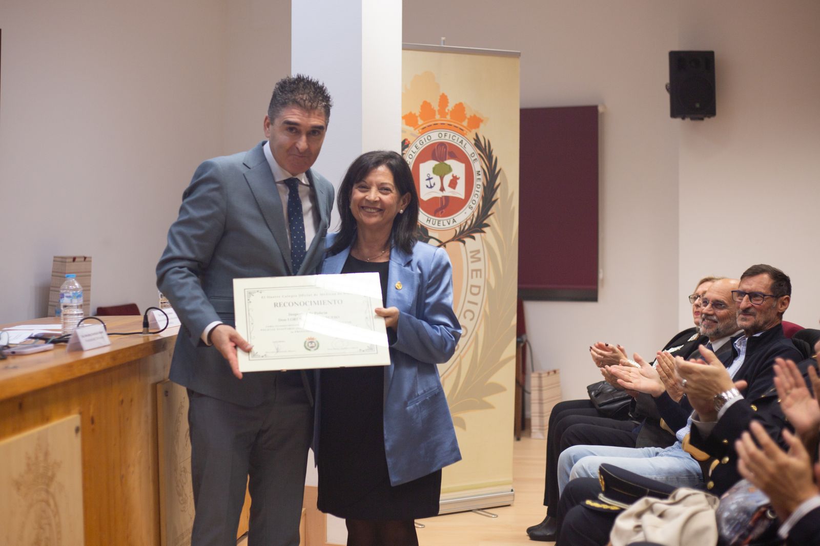 El inspector Lorenzo Julián Bueso, y la presidenta de la institución Colegial, Mercedes Ramblado.