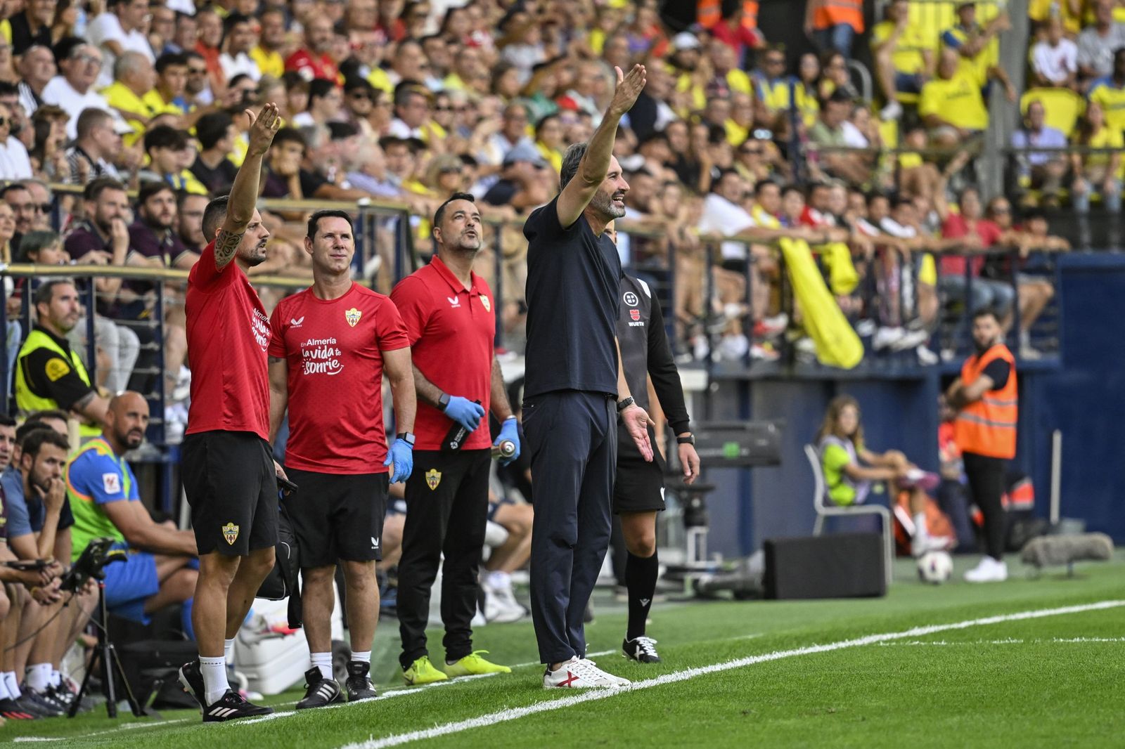 Vicente Moreno reclama al colegiado del partido en La Cerámica