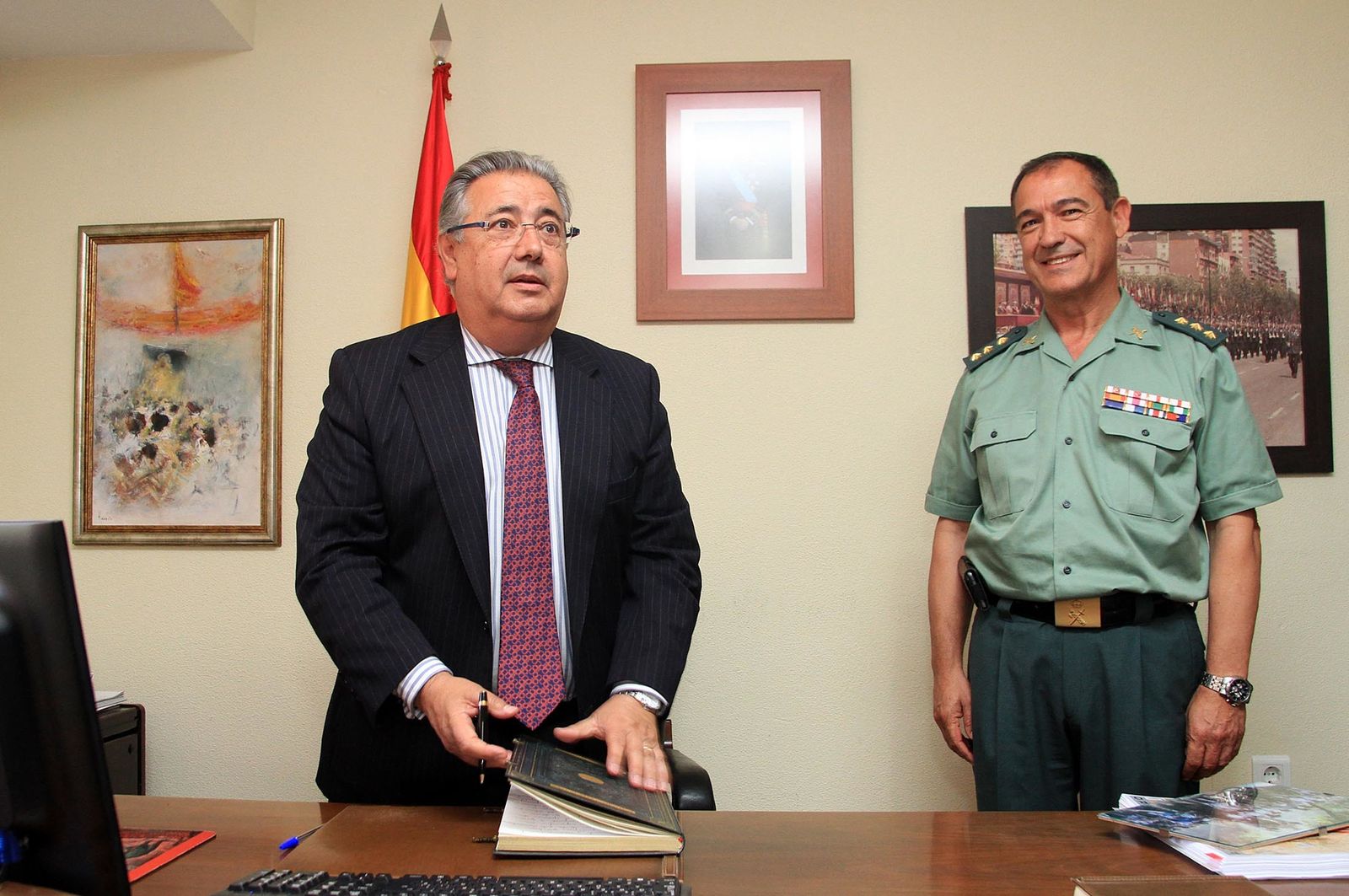 Juan Ignacio Zoido, ministro del Interior, presenta en la Comandancia de la Guardia Civil la nueva versión de AleryCops y el dispositivo del Rocío y posteriormente acude a la Diputación de Huelva para visitar la exposición sobre el terrorismo, en imágenes