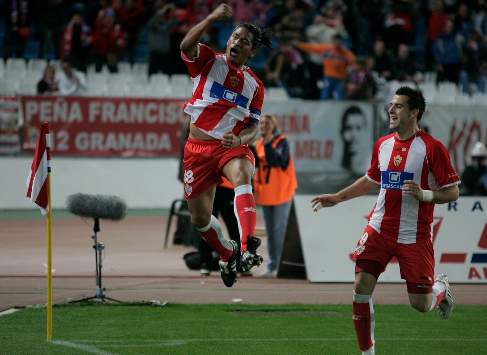 Santiago Acasiete celebra un tanto en la temporada 2007/08 con Álvaro Negredo en segundo plano.