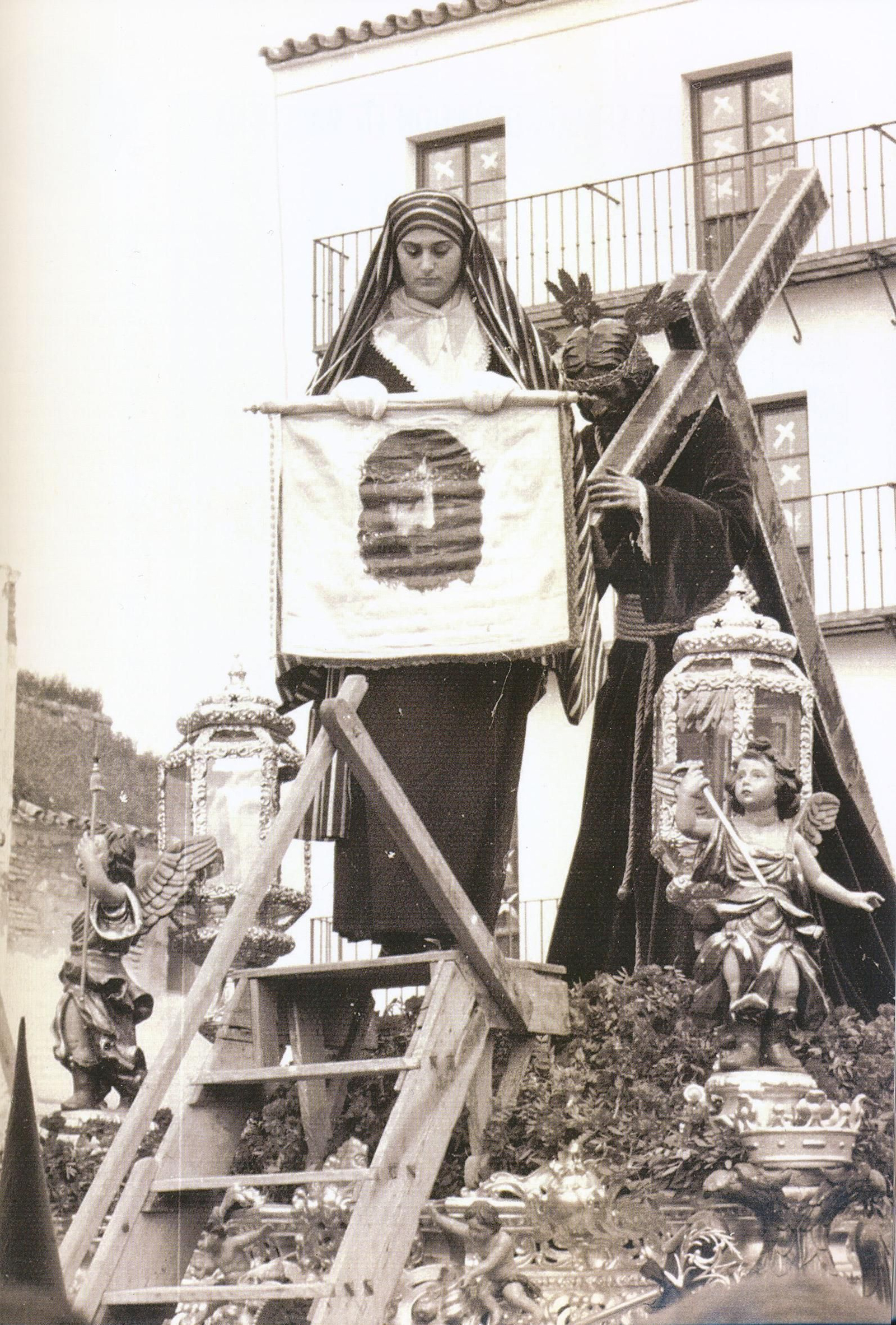 Antigua foto de la Verónica mostrando el paño con el rostro de Jesús. La imagen es del archivo de Juan Torres.