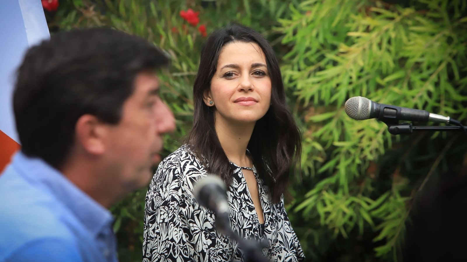 Inés Arrimadas y Juan Marín, en el Hontoria Garden Bar de Jerez.