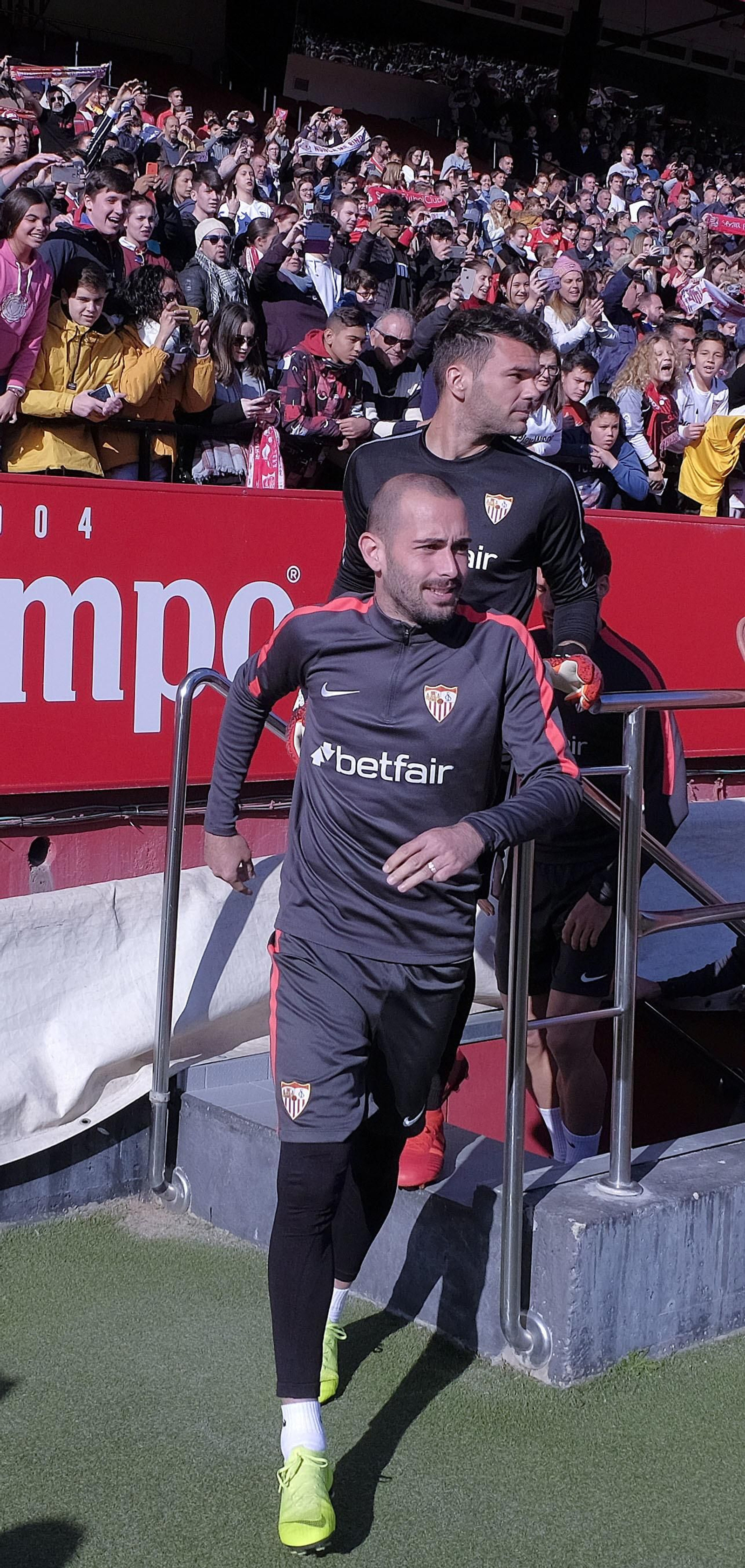 Multitudinario entrenamiento a puerta abierta del Sevilla en el Sánchez-Pizjuán