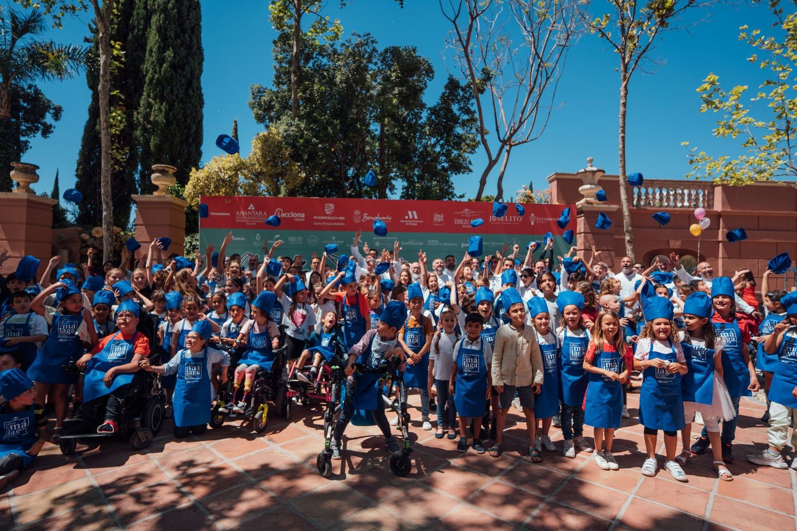 Niños y chefs en la actividad de divulgación de la cocina en Villa Padierna