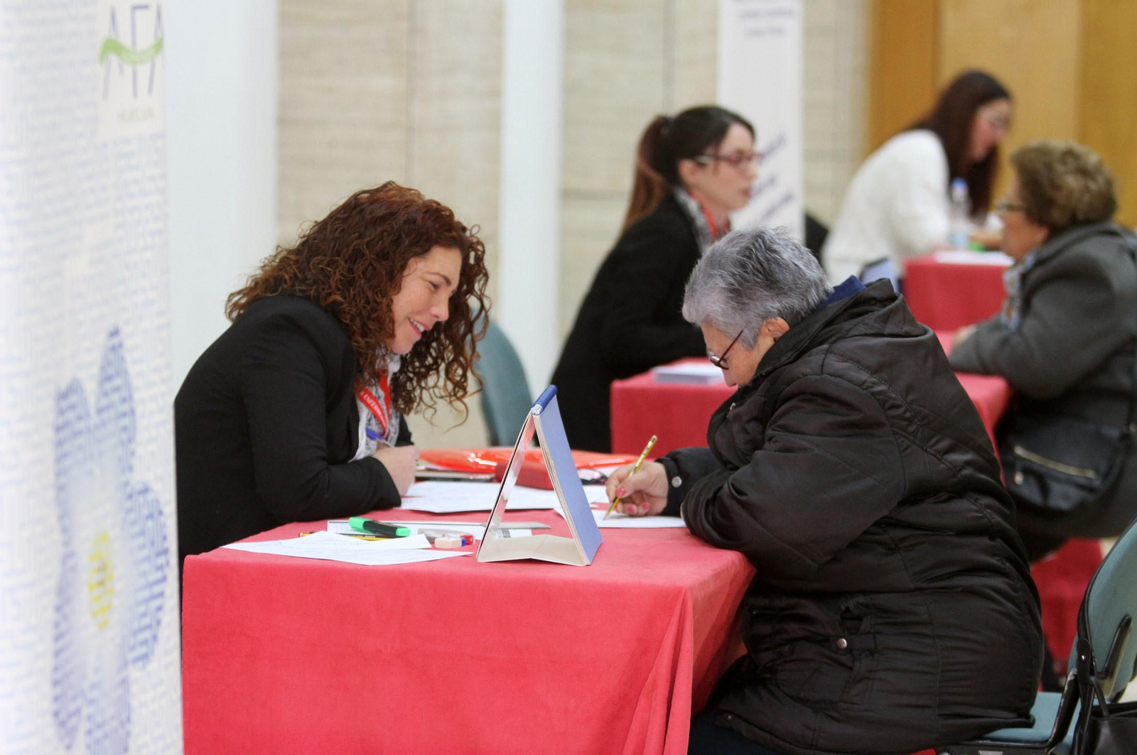 La Asociación de Familiares de personas con Alzheimer (AFA) realiza actividades en la Casa Colón, en imágenes