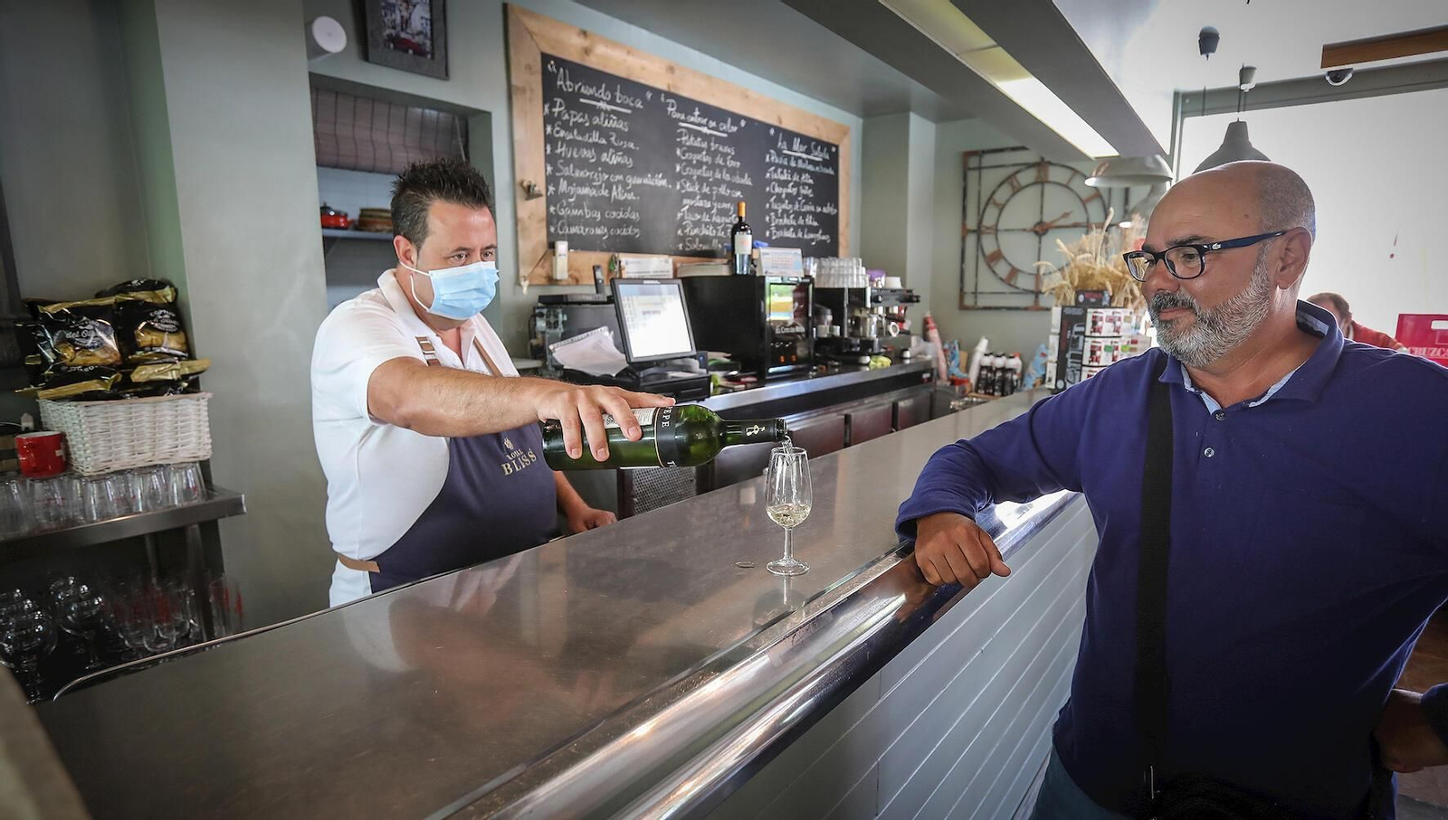 Los establecimientos hosteleros recuperan el consumo en las barras.