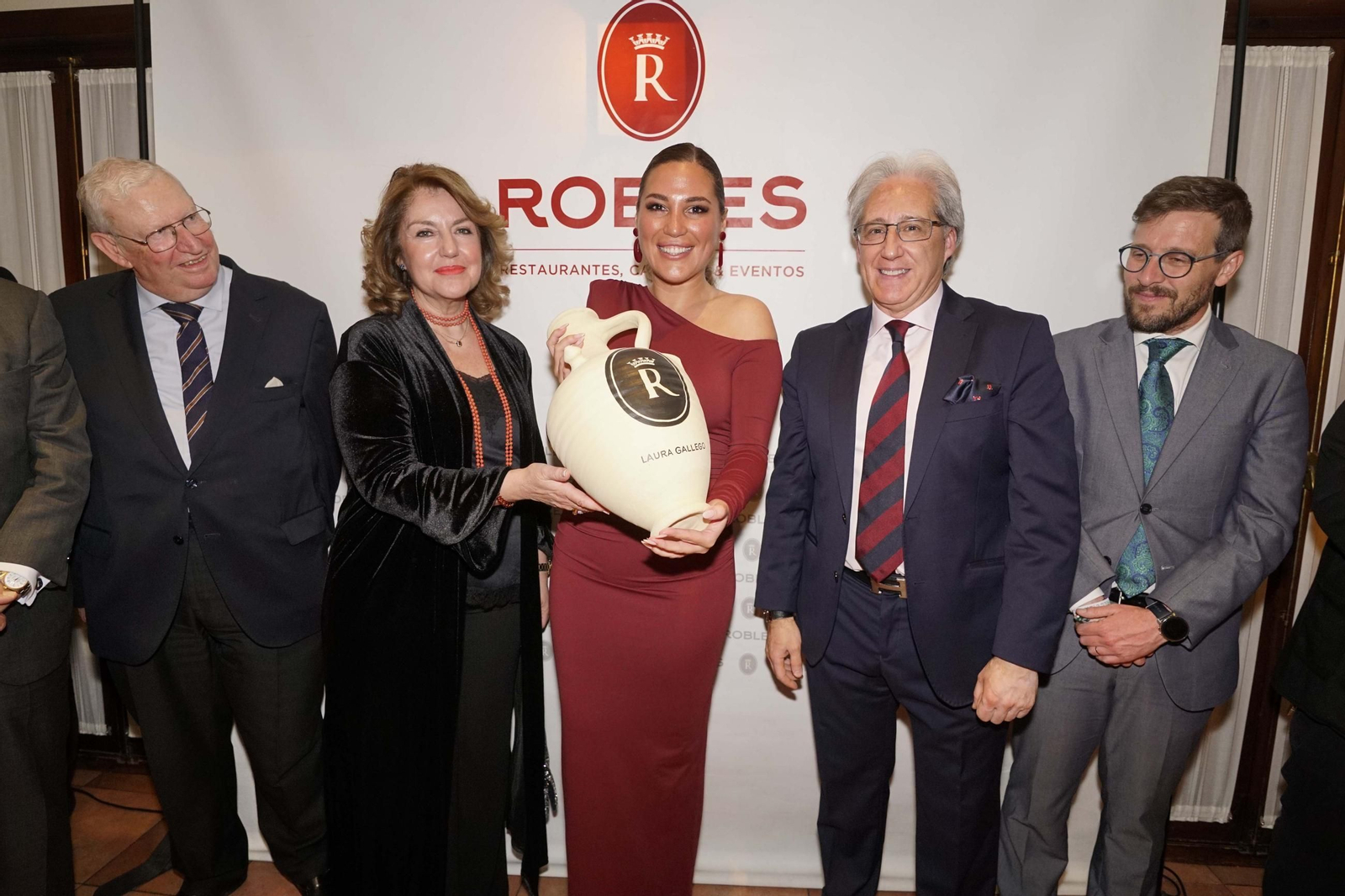 Las imágenes de la entrega de la Cántara de Honor a Laura Gallego en Casa Robles