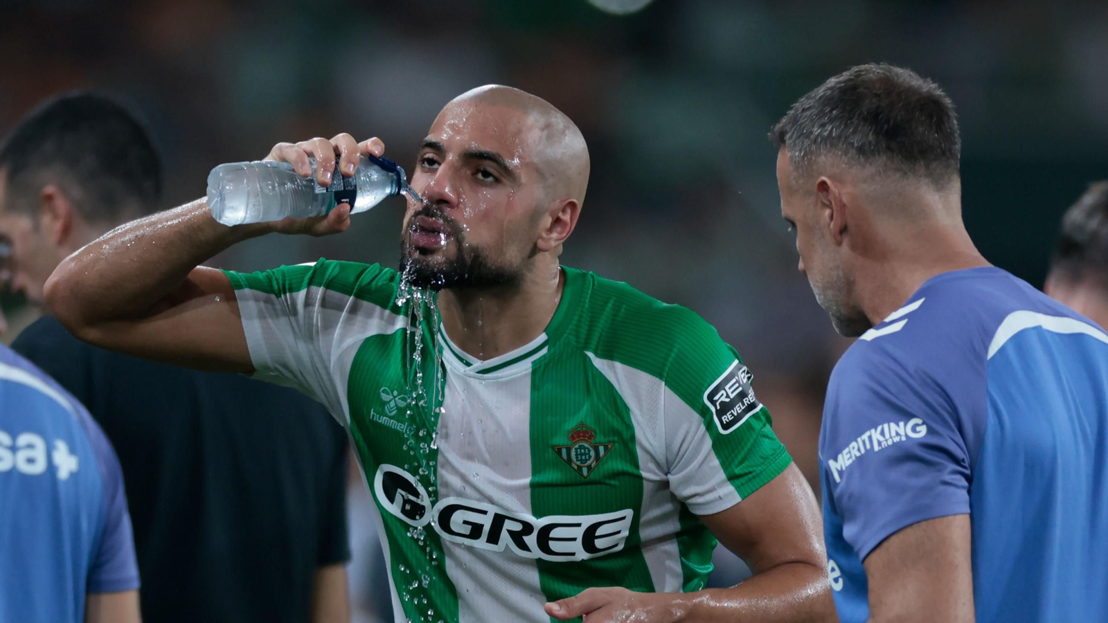 Amrabat se refresca en una de las pausas de hidratación durante el encuentro contra la Real Sociedad en La Cartuja.