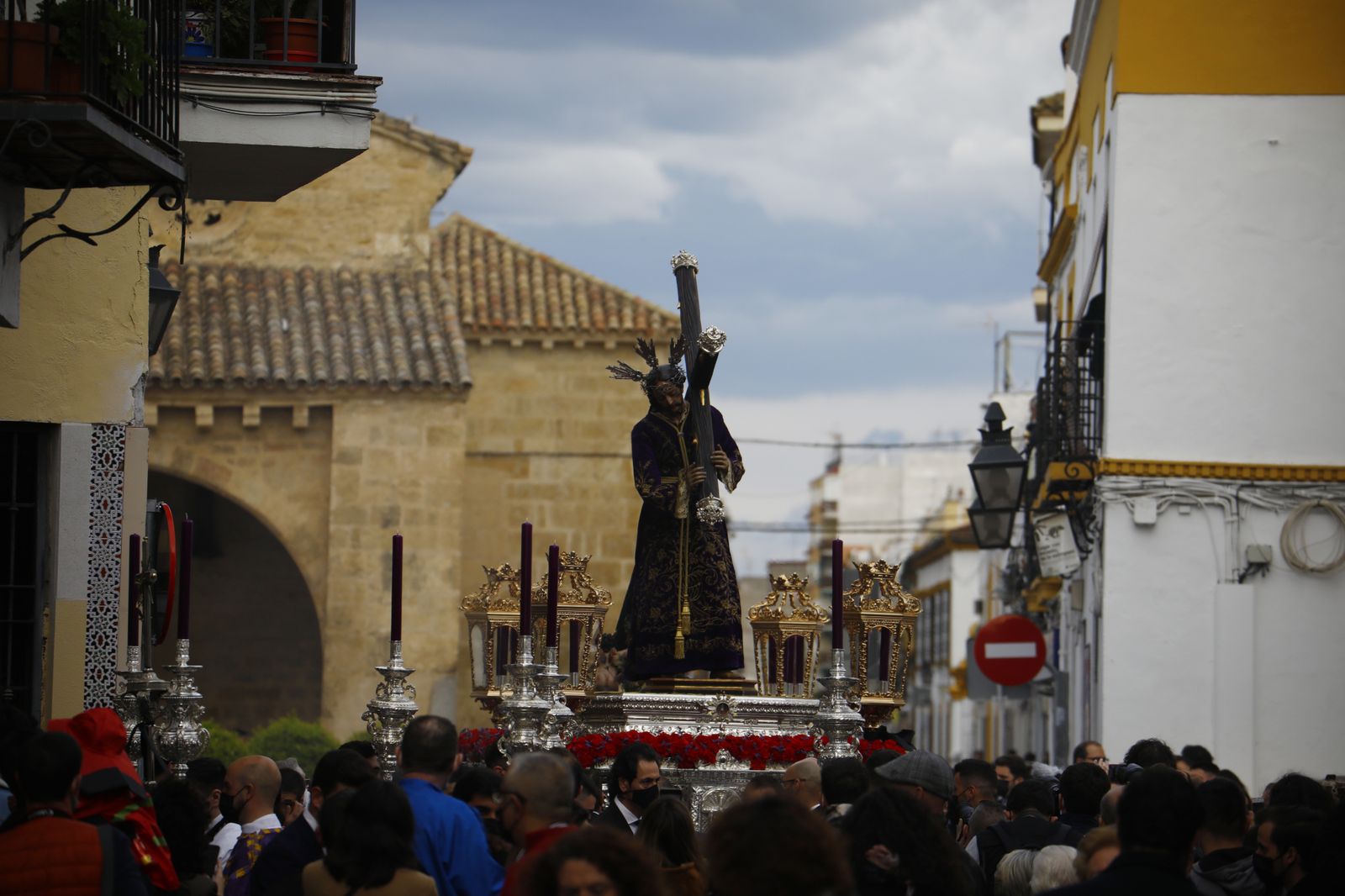 El vía crucis de las hermandades de Córdoba con el Señor del Calvario, en imágenes