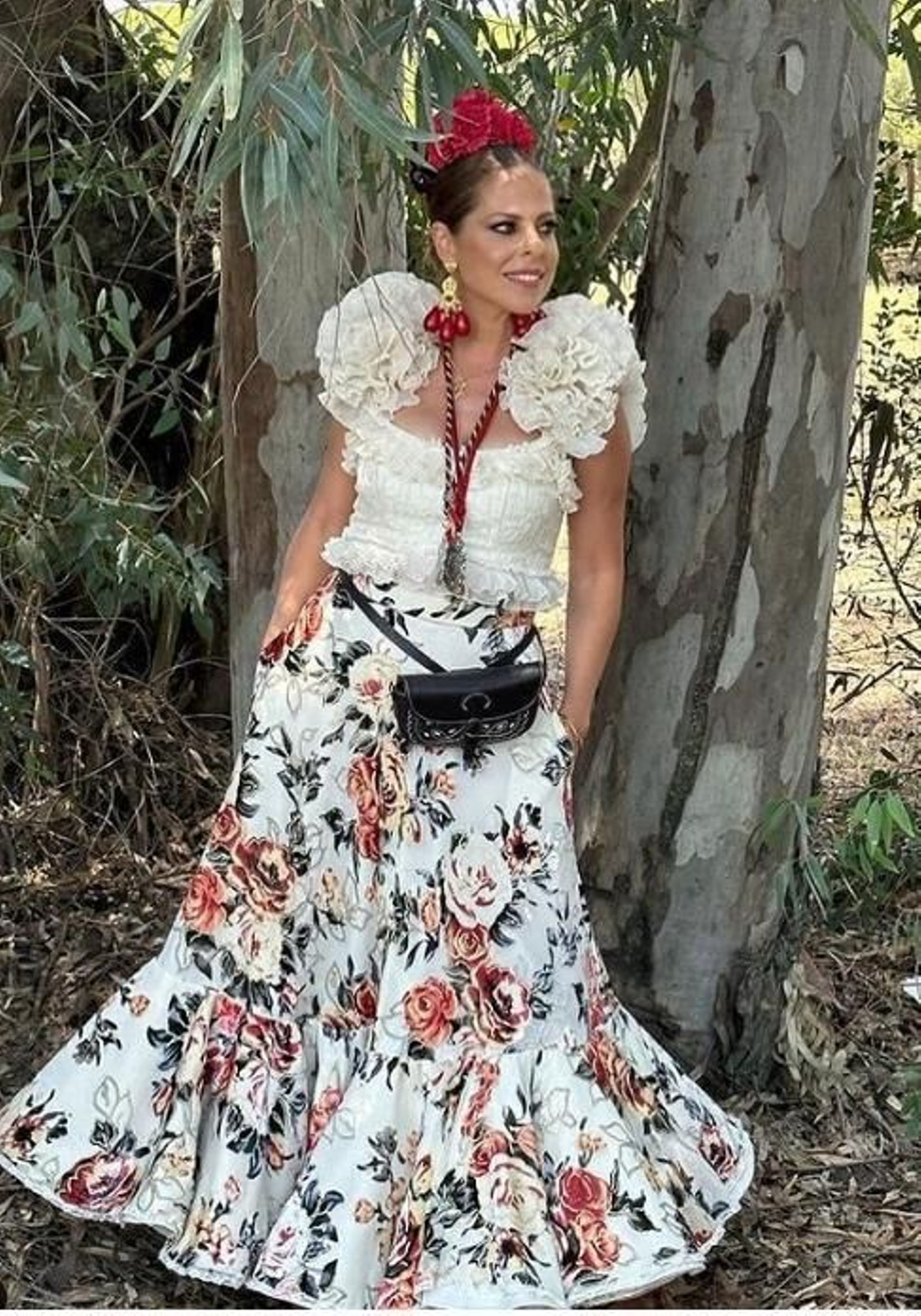 Pastora Soler con falda y blusa rociera de Mónica Méndez.