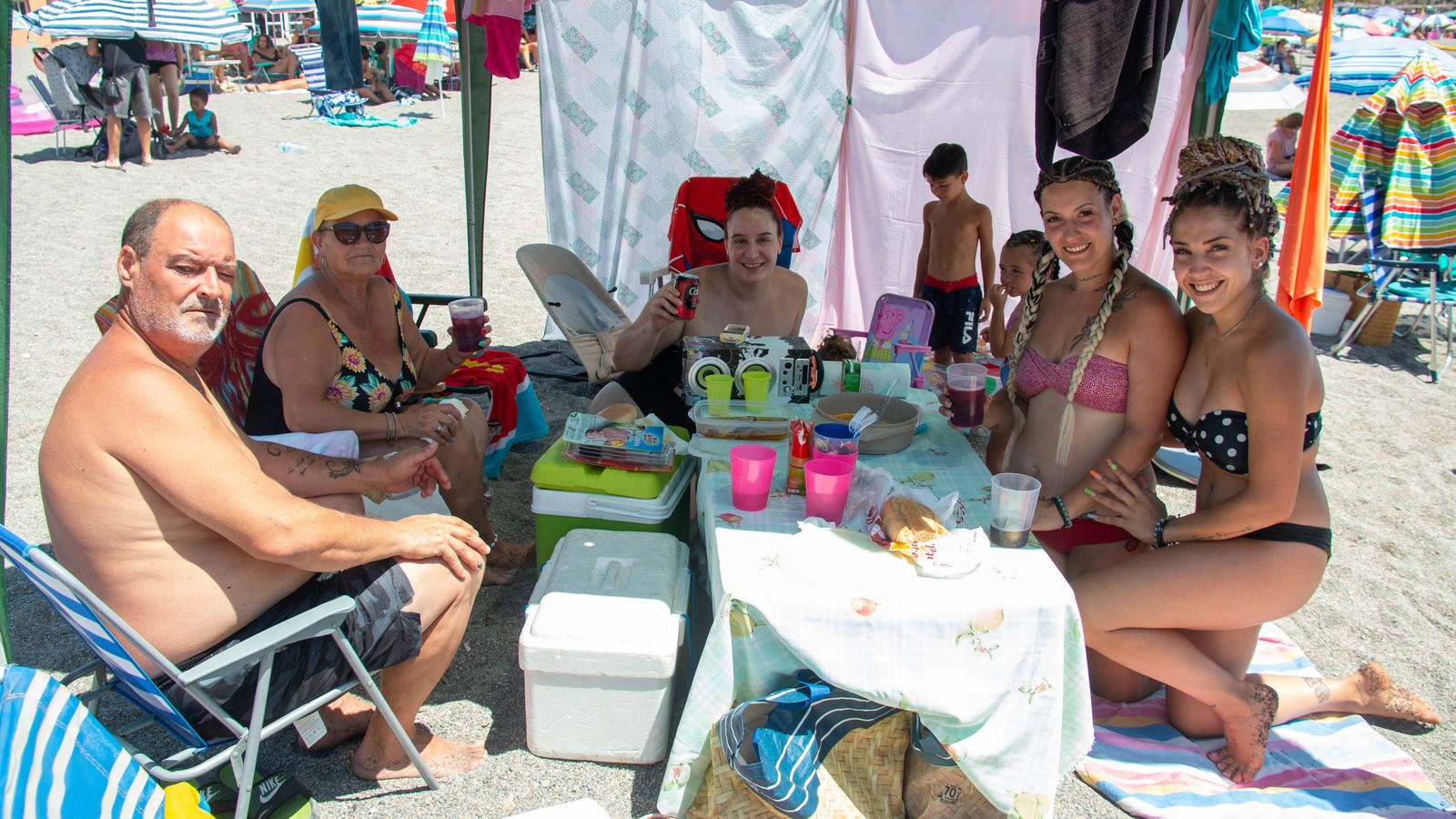 Inma, Ester, Ramón, Aitor, Inma y Ana de Pulianas en la playa